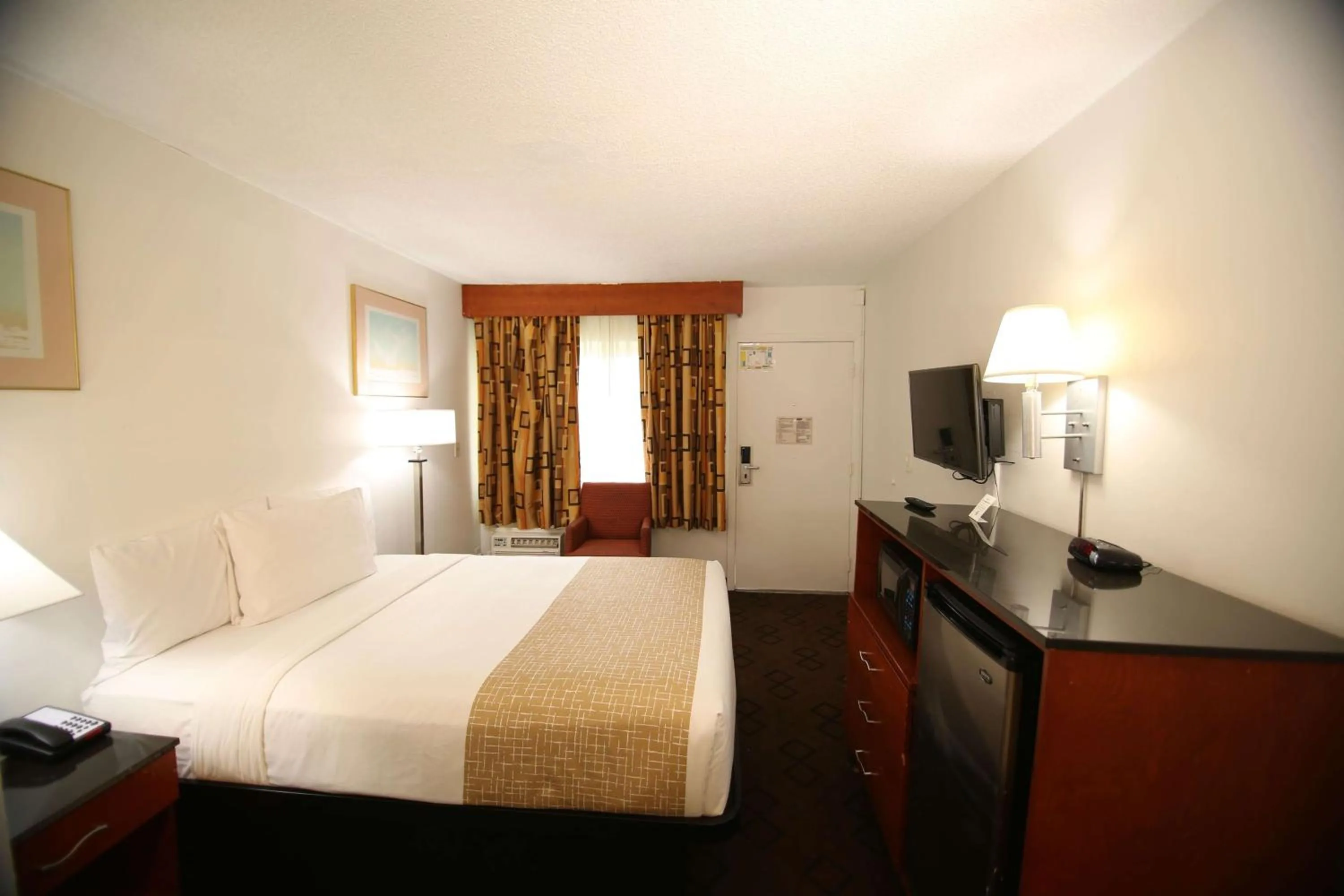 Photo of the whole room, Bed in Travelodge by Wyndham Burbank-Glendale