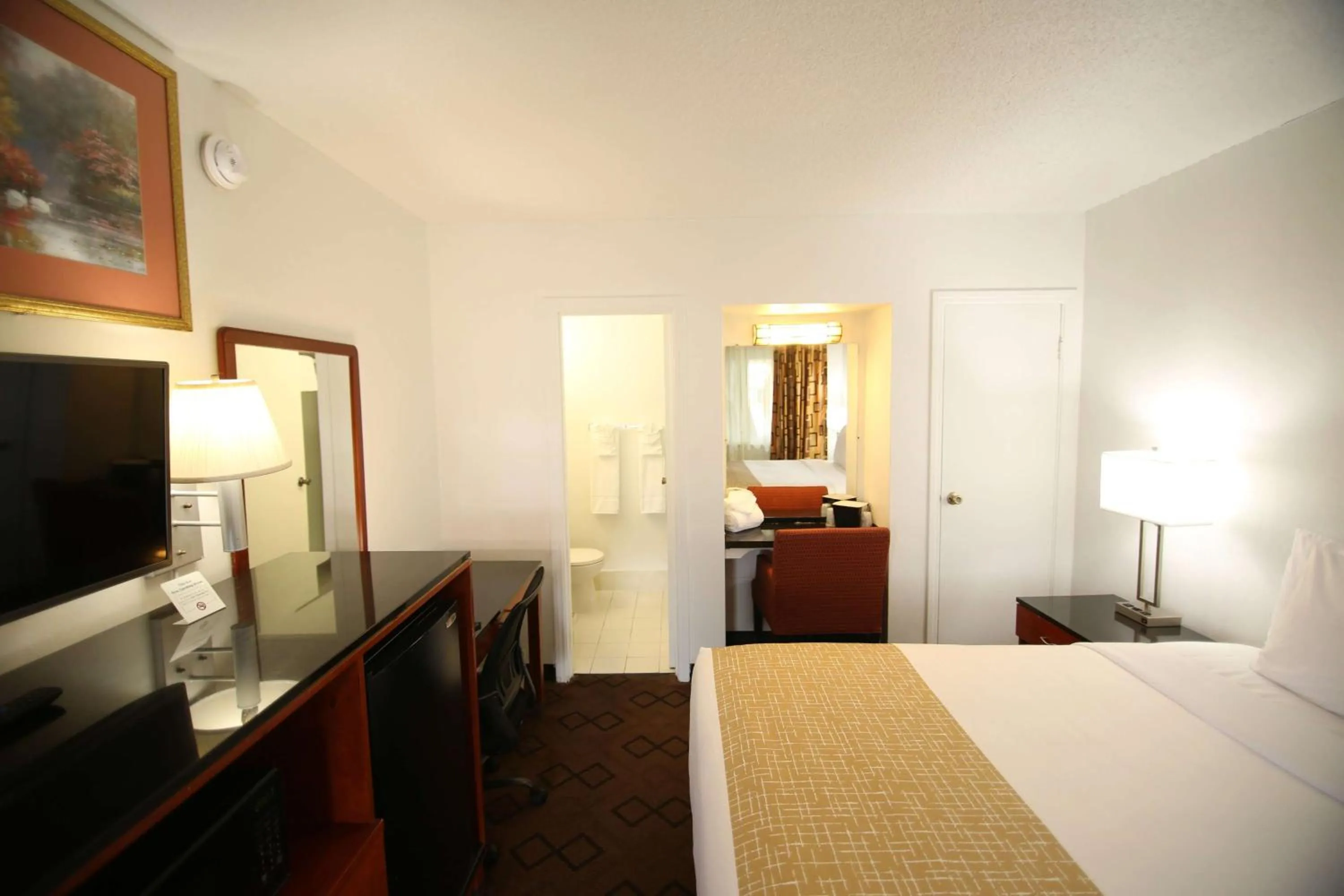 Photo of the whole room, Bed in Travelodge by Wyndham Burbank-Glendale