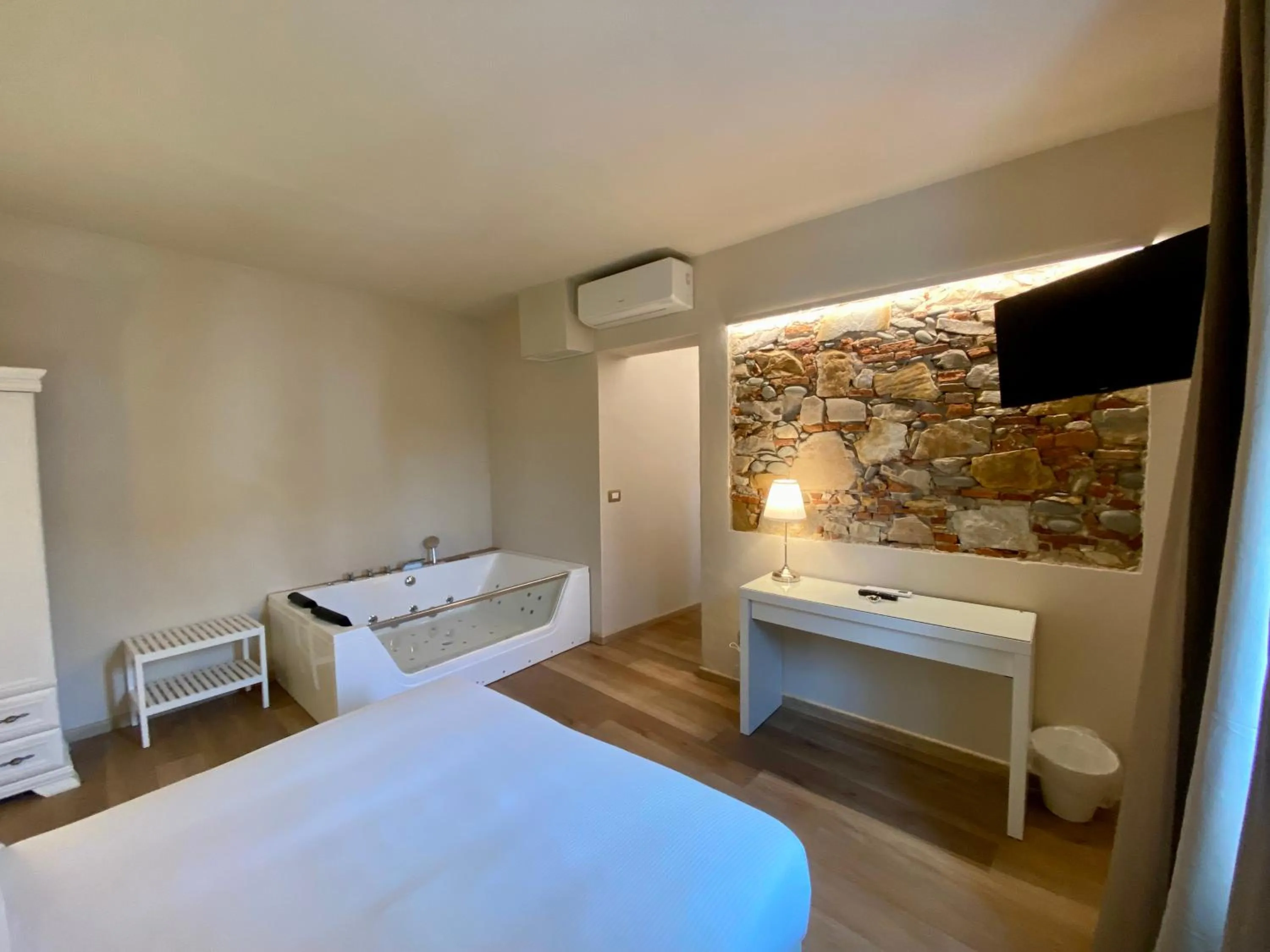 Bed in Il Tiglio Jacuzzi&Sauna