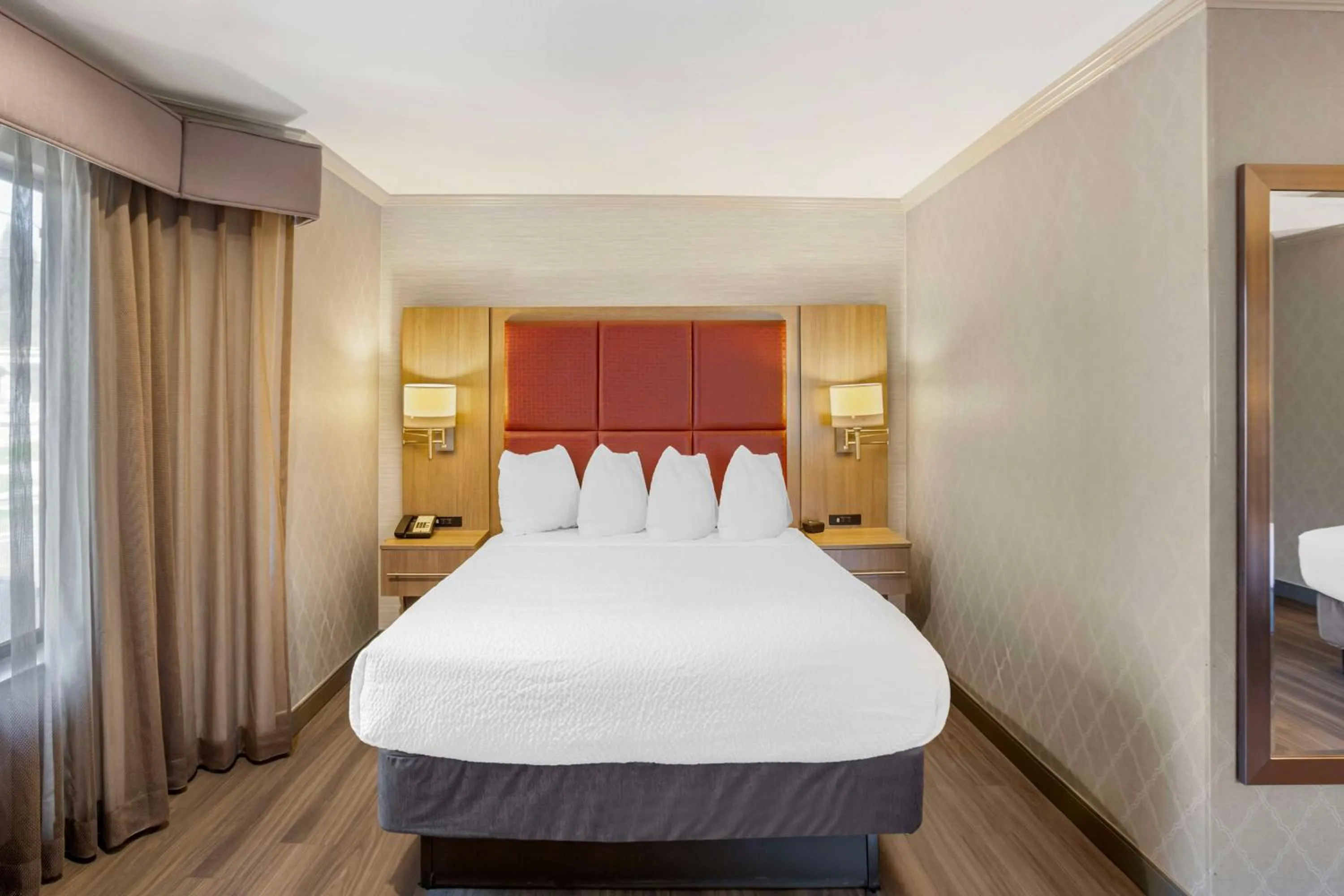 Bedroom, Bed in Best Western Inn Santa Cruz