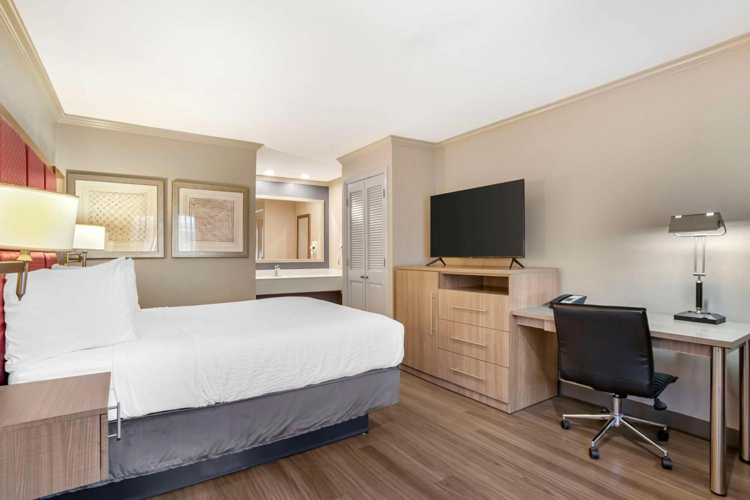 Bedroom, Bed in Best Western Inn Santa Cruz