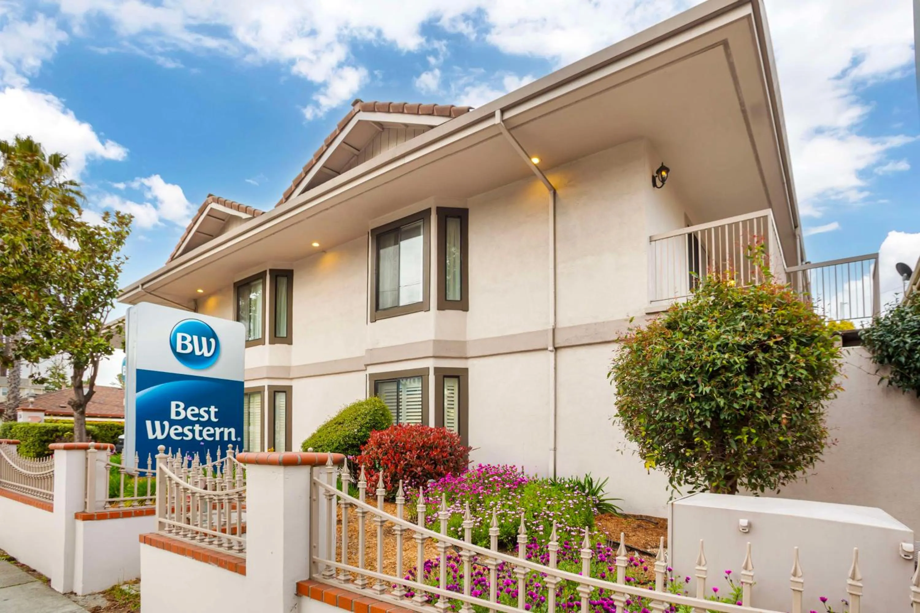 Property building in Best Western Inn Santa Cruz