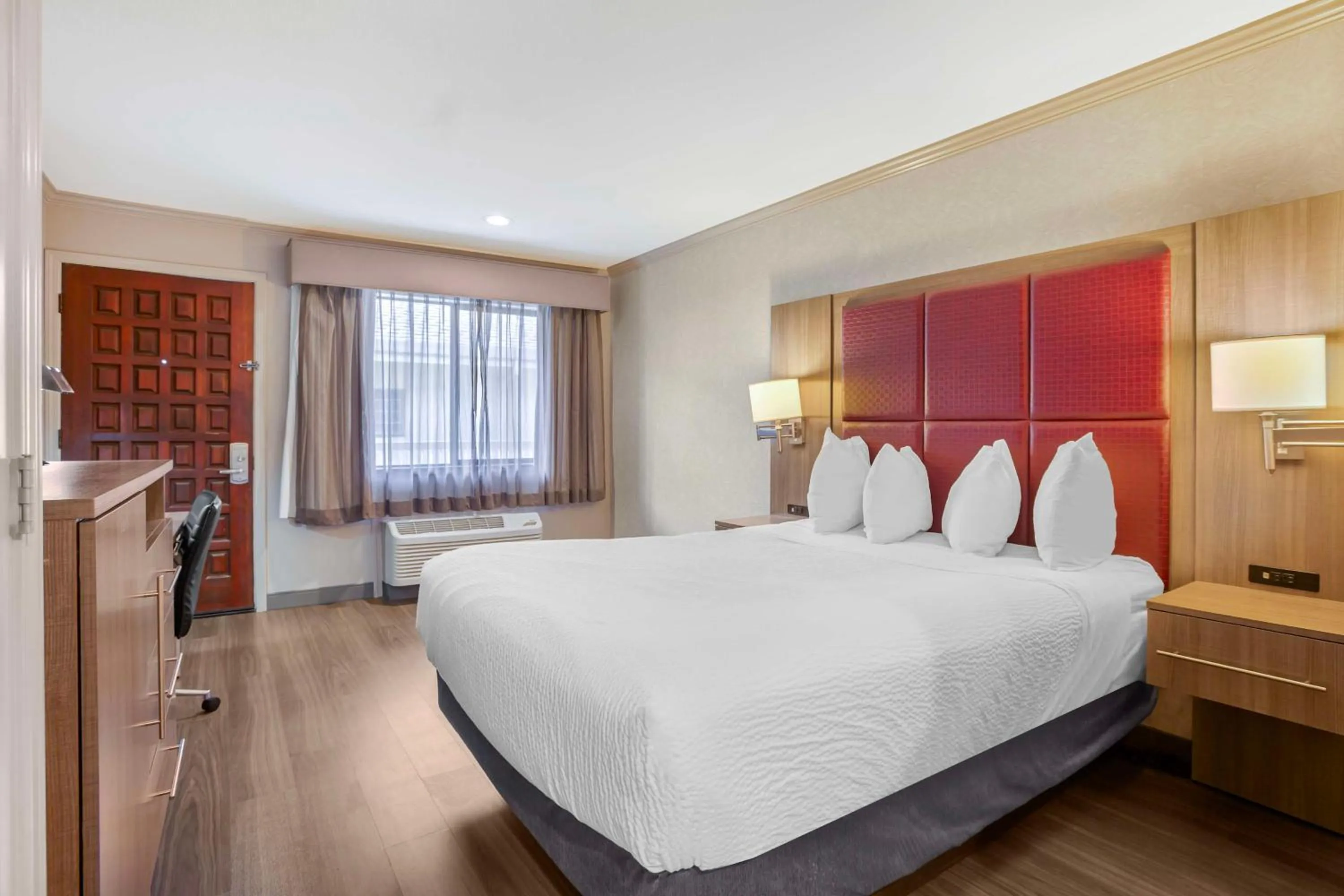 Bedroom, Bed in Best Western Inn Santa Cruz