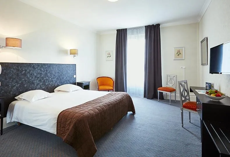 Bed in Hôtel Cosmos & Spa