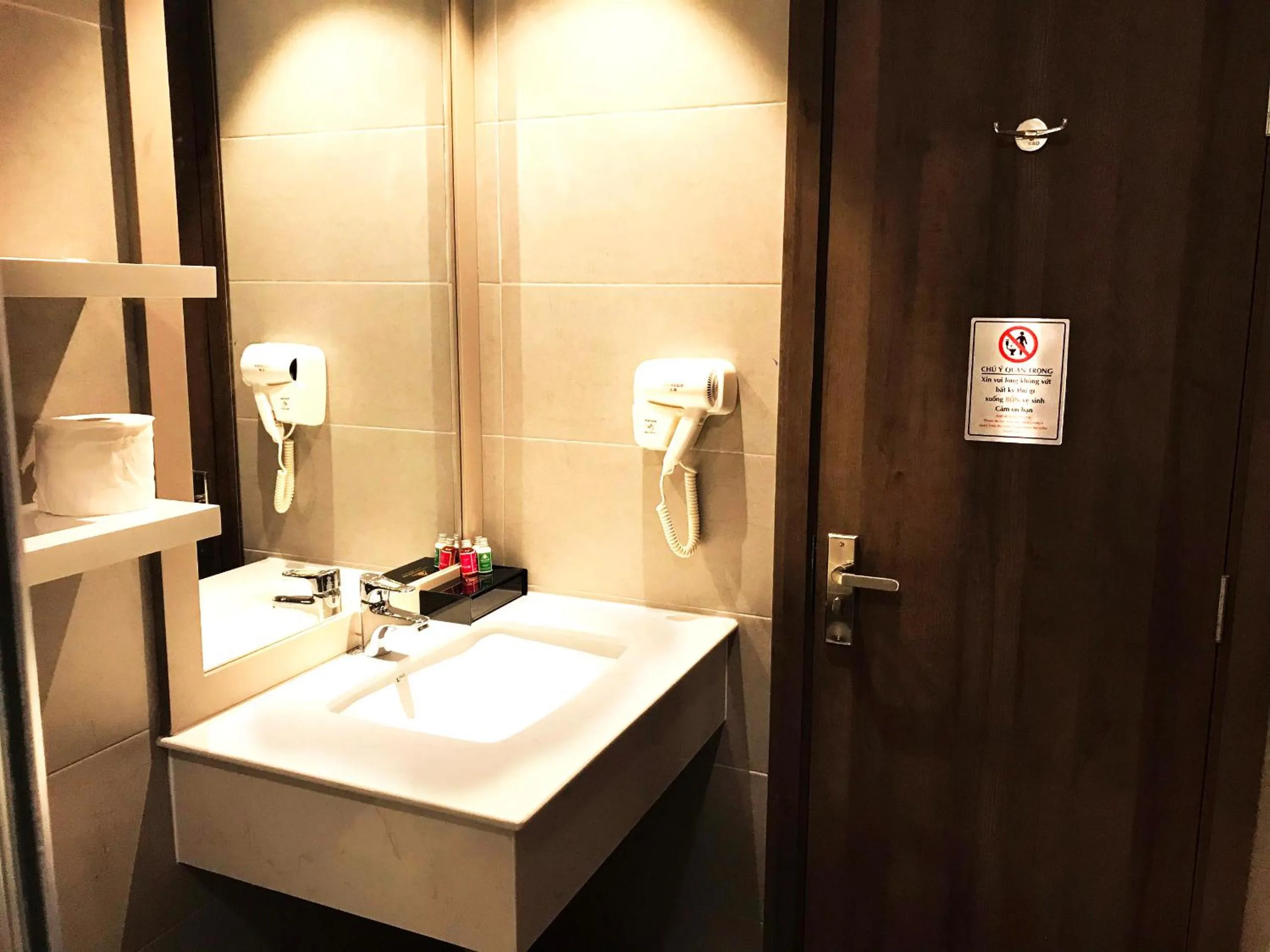 Toilet in Kim Oanh Orchids Hotel