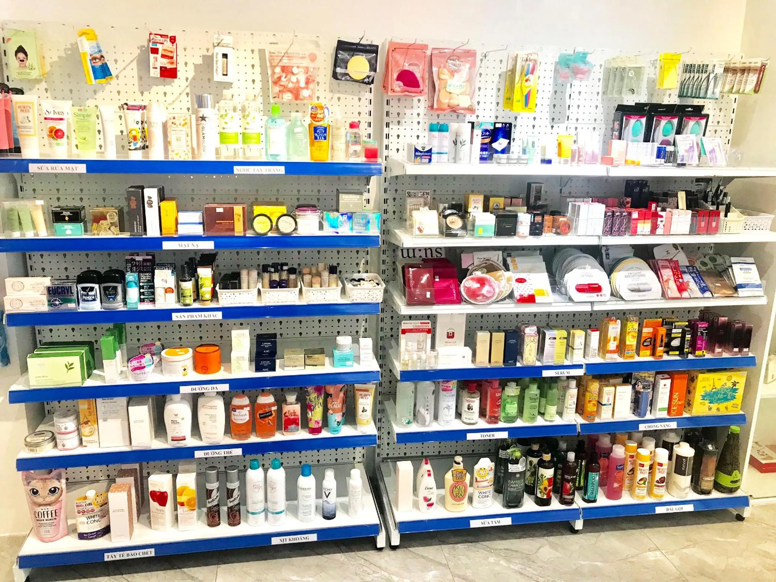 Supermarket/grocery shop in Kim Oanh Orchids Hotel