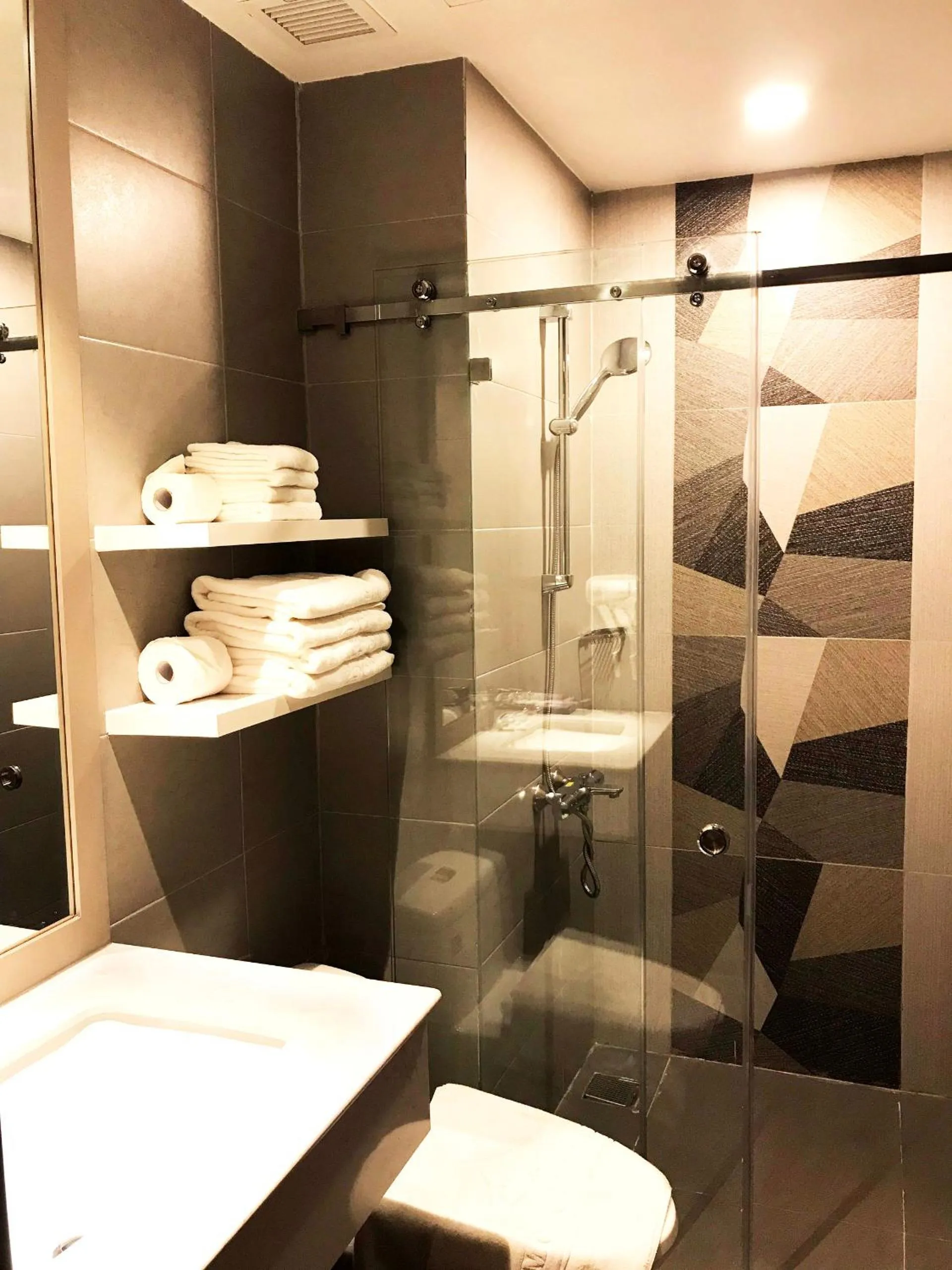 Toilet in Kim Oanh Orchids Hotel