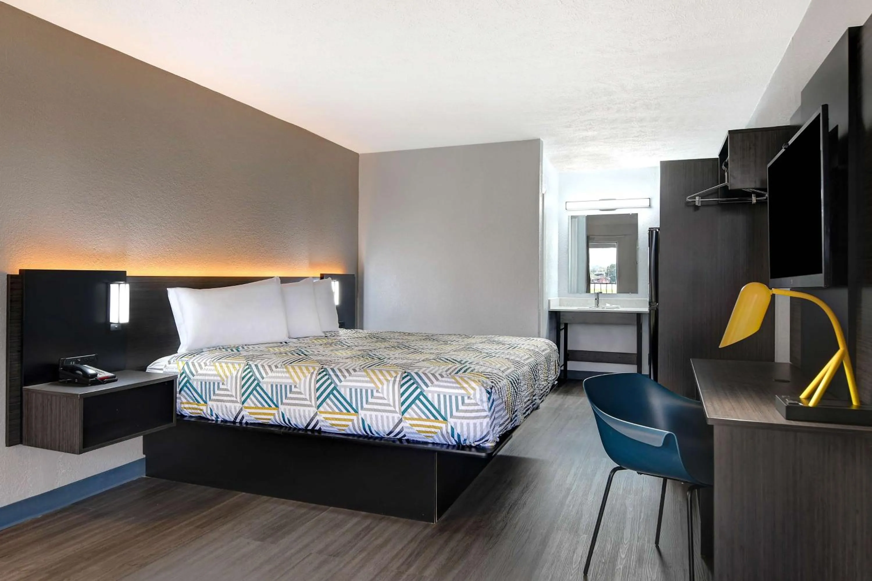 Photo of the whole room, Bed in Studio 6 Meridian, MS Bonita Lakes