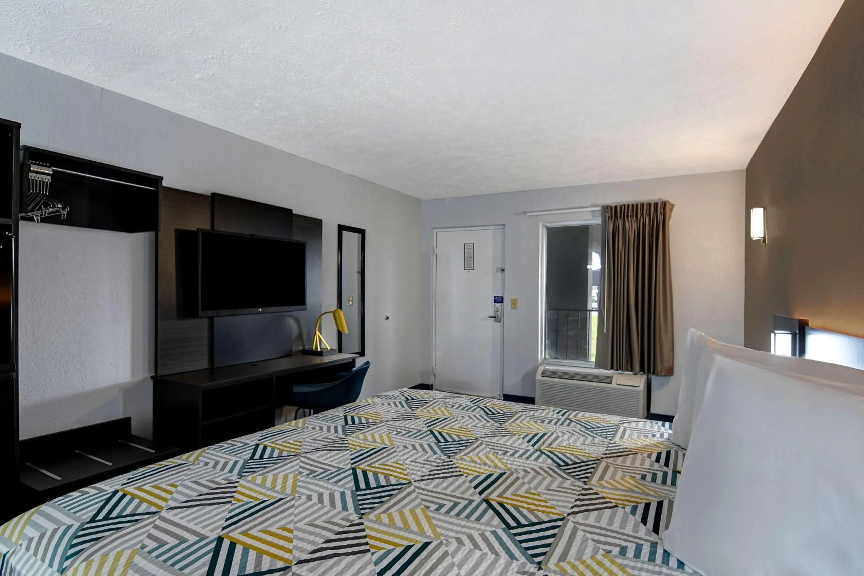 Photo of the whole room, Bed in Studio 6 Meridian, MS Bonita Lakes