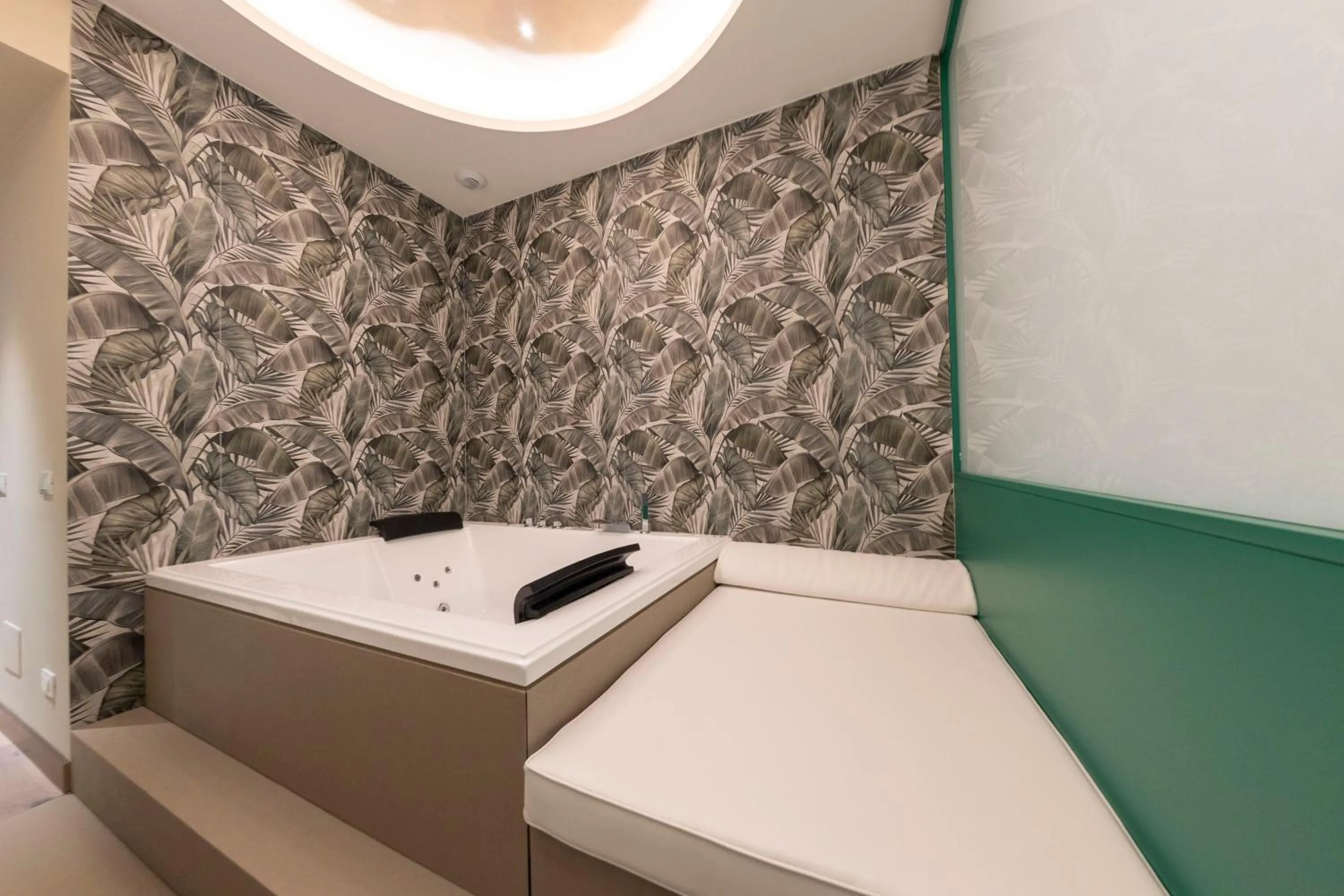 Hot Tub in Smart Hotel Napoli