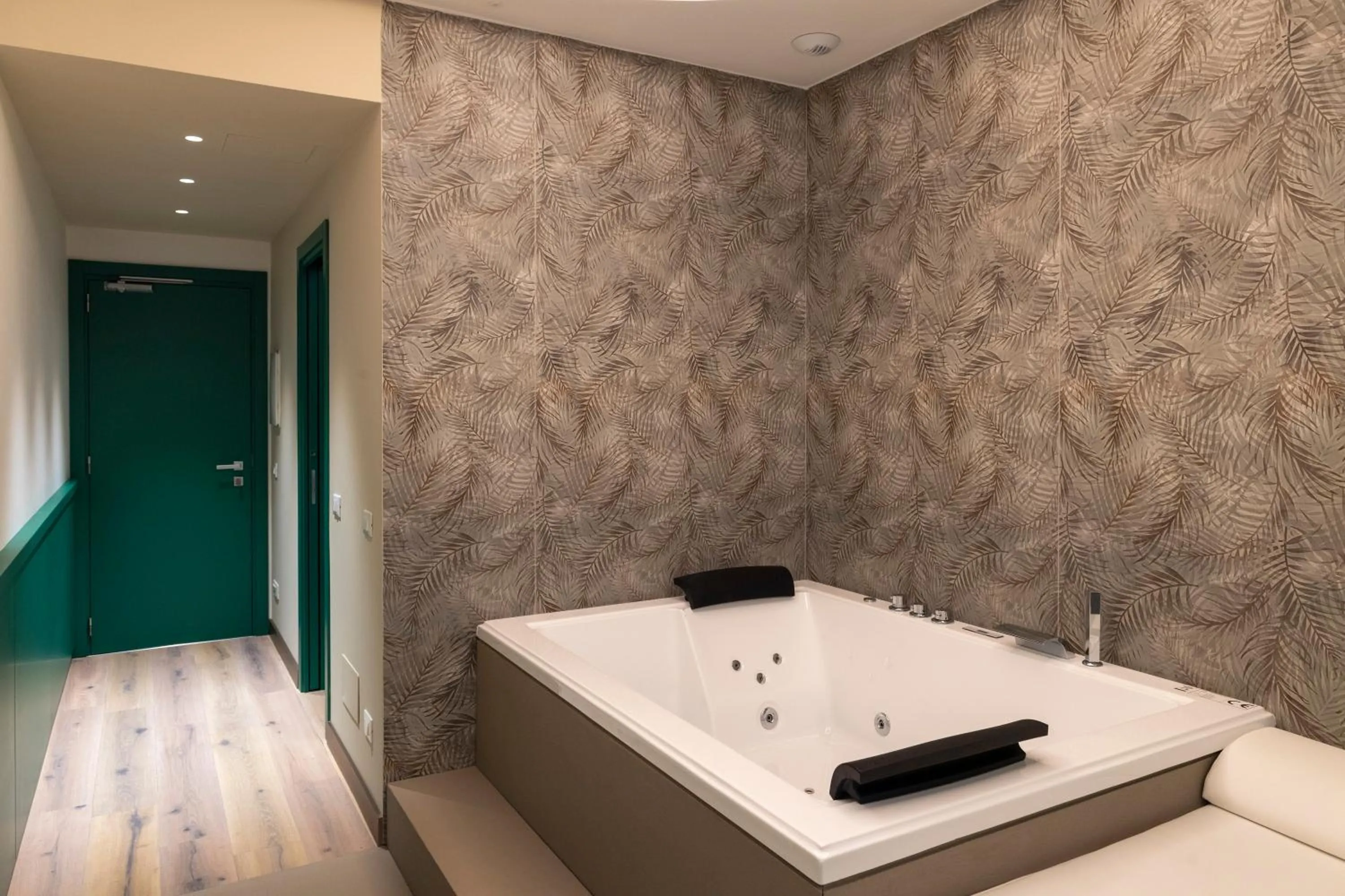 Hot Tub in Smart Hotel Napoli