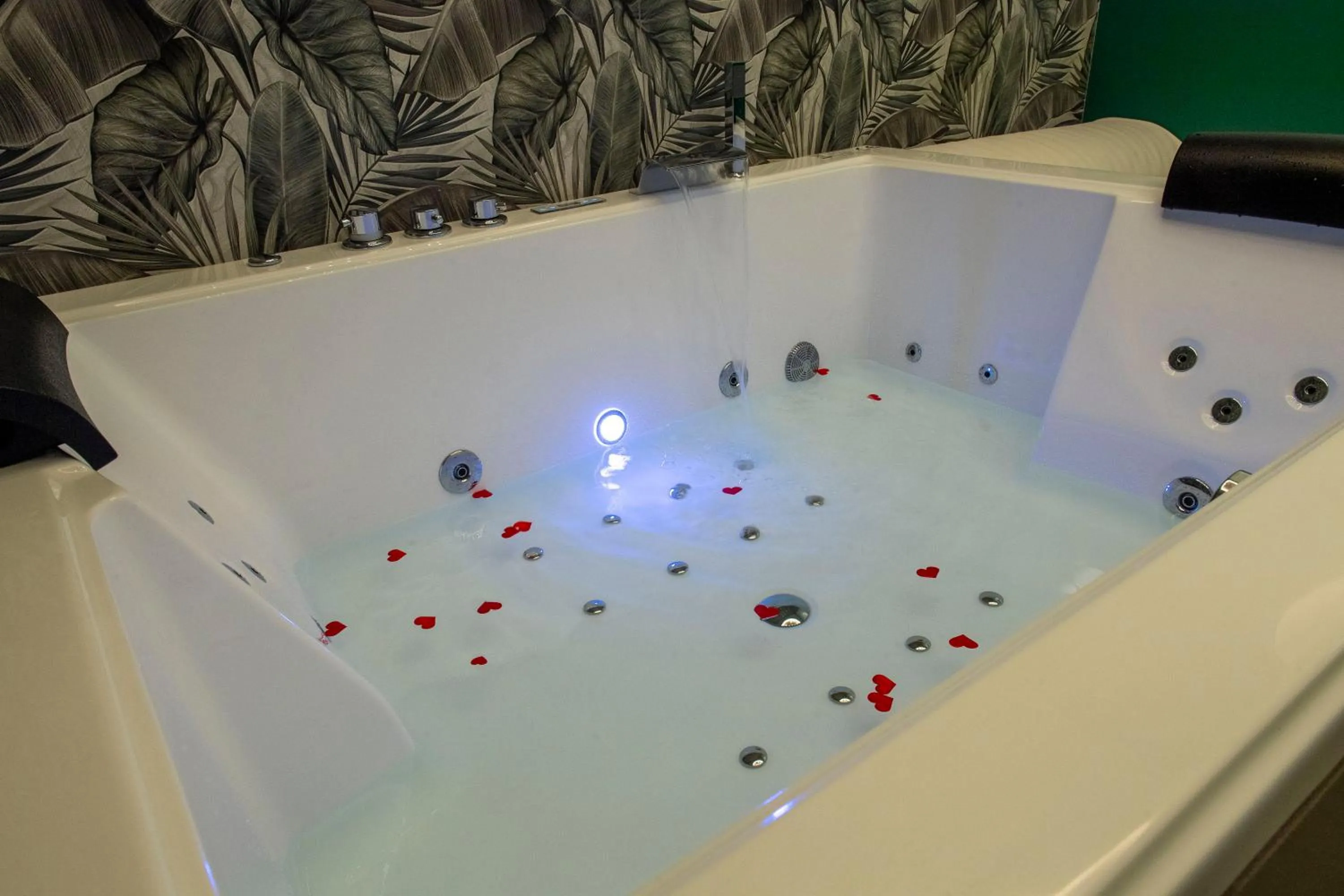 Hot Tub in Smart Hotel Napoli