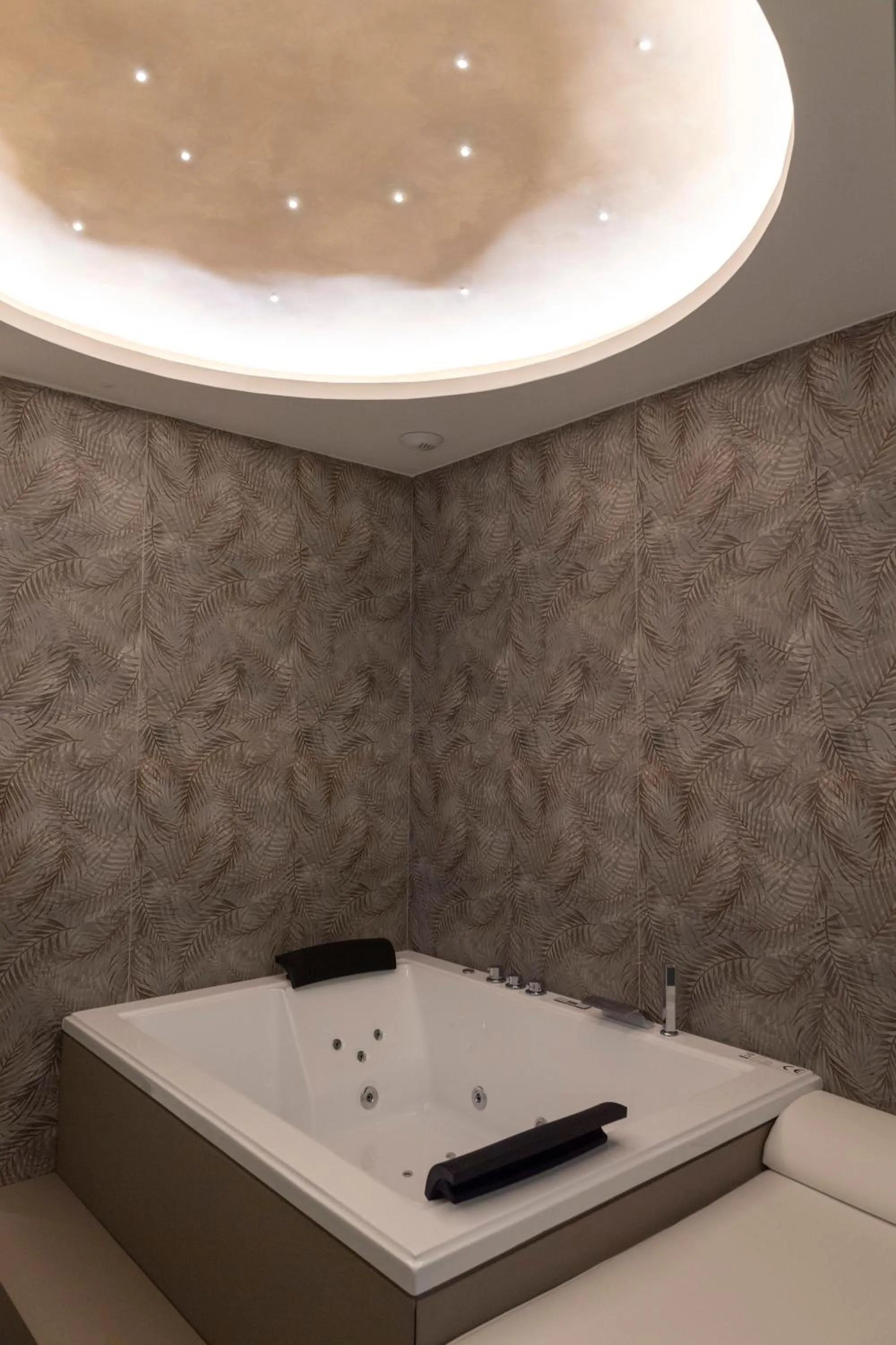 Hot Tub in Smart Hotel Napoli