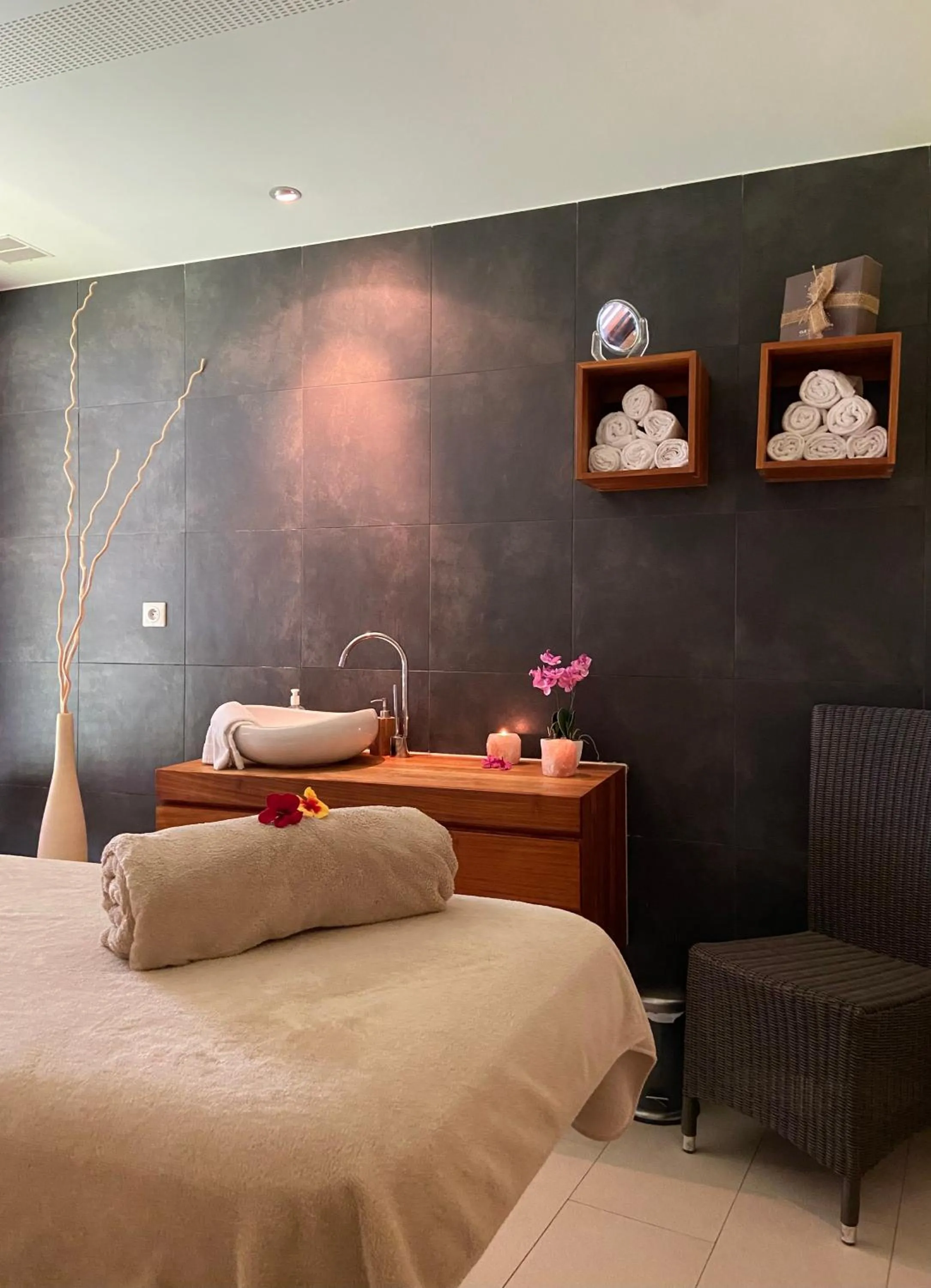 Massage, Bed in LE CLOS DES SOURCES Hôtel & Spa