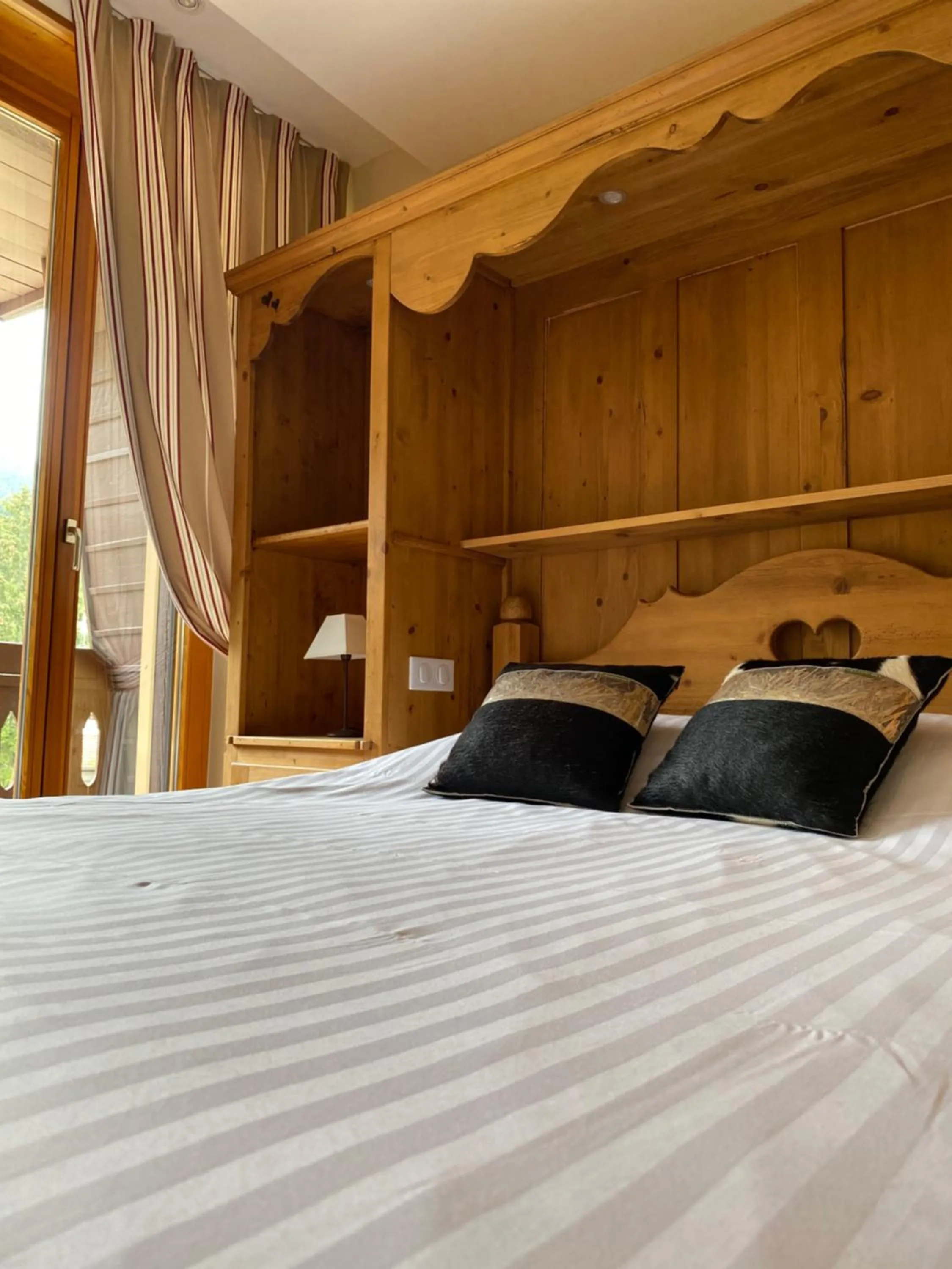 Bed in LE CLOS DES SOURCES Hôtel & Spa