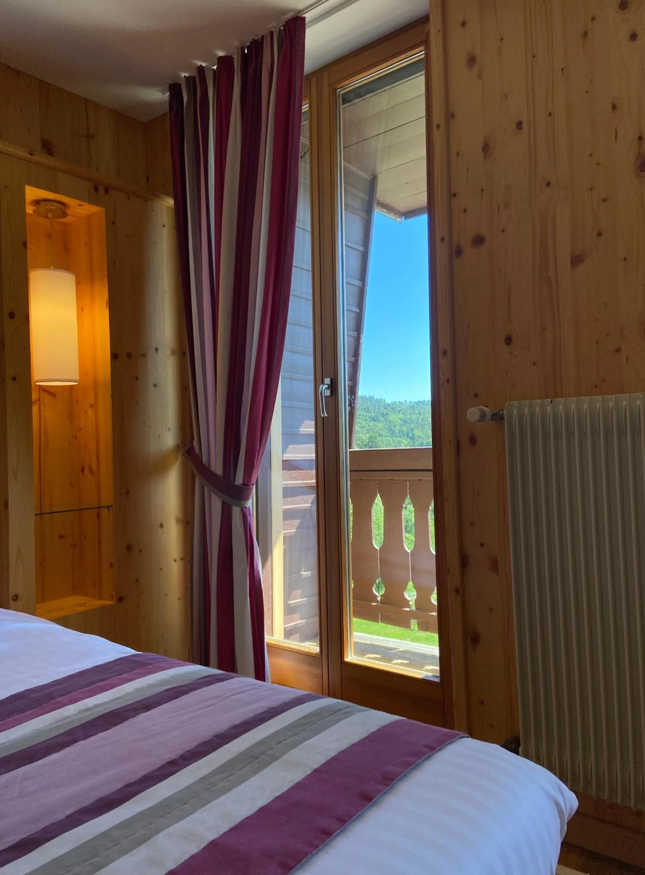 Bed in LE CLOS DES SOURCES Hôtel & Spa