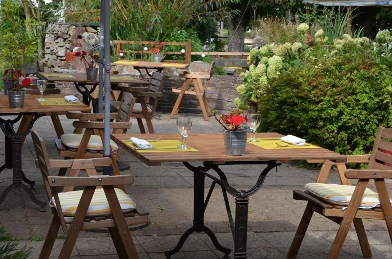 Restaurant/places to eat in Les Bruyeres