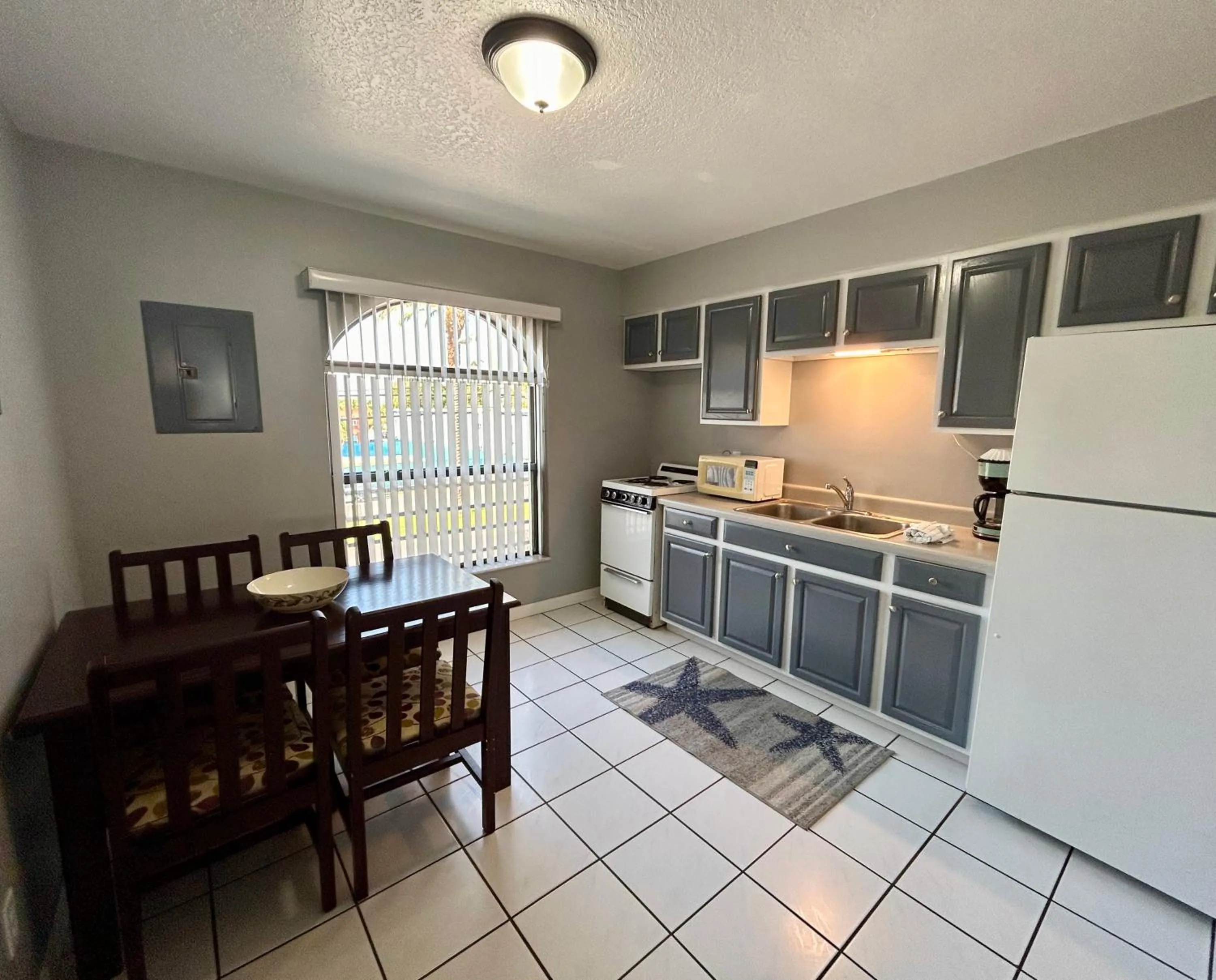 Kitchen or kitchenette in Sails Resort Motel