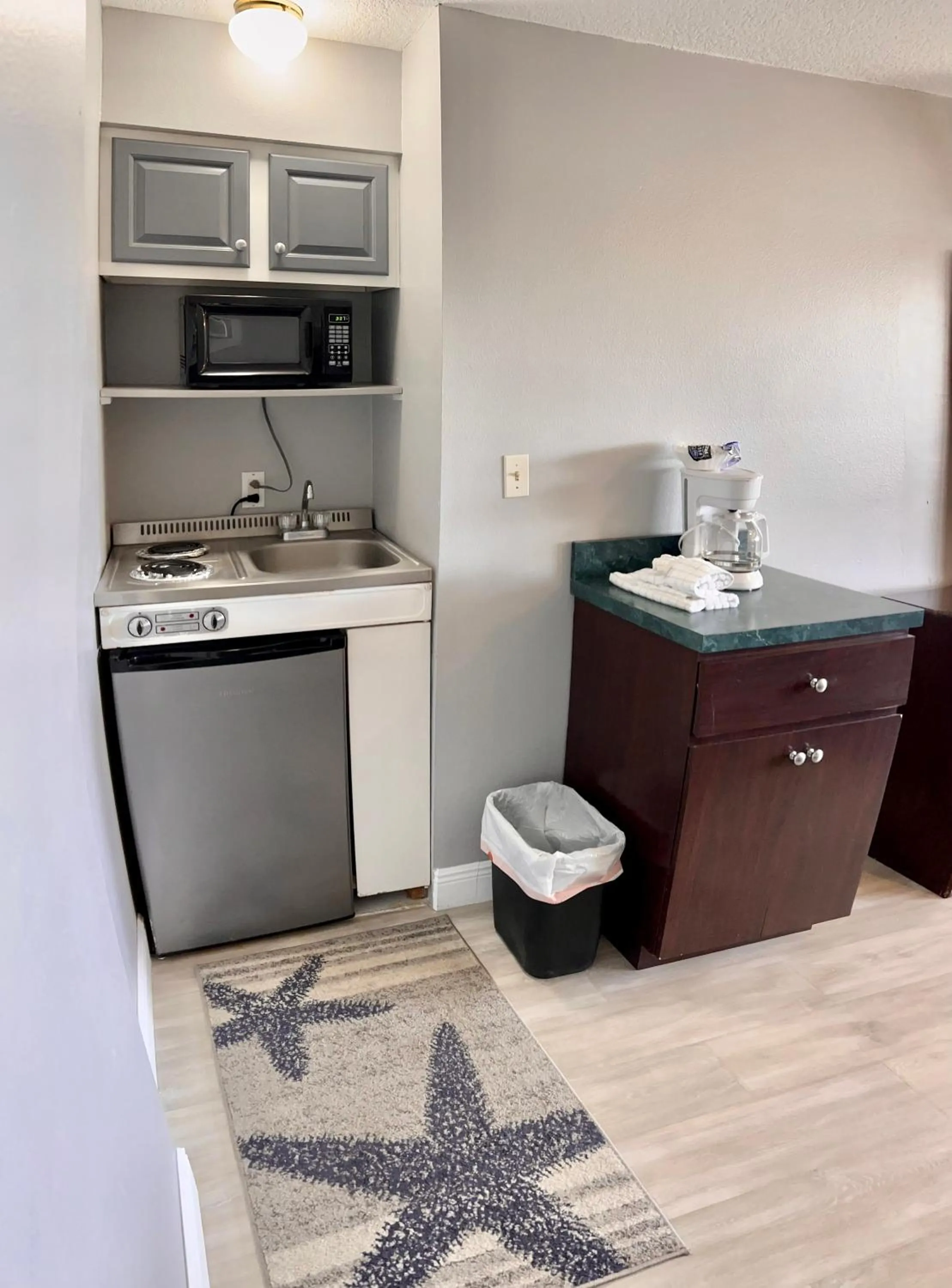 Kitchen or kitchenette in Sails Resort Motel