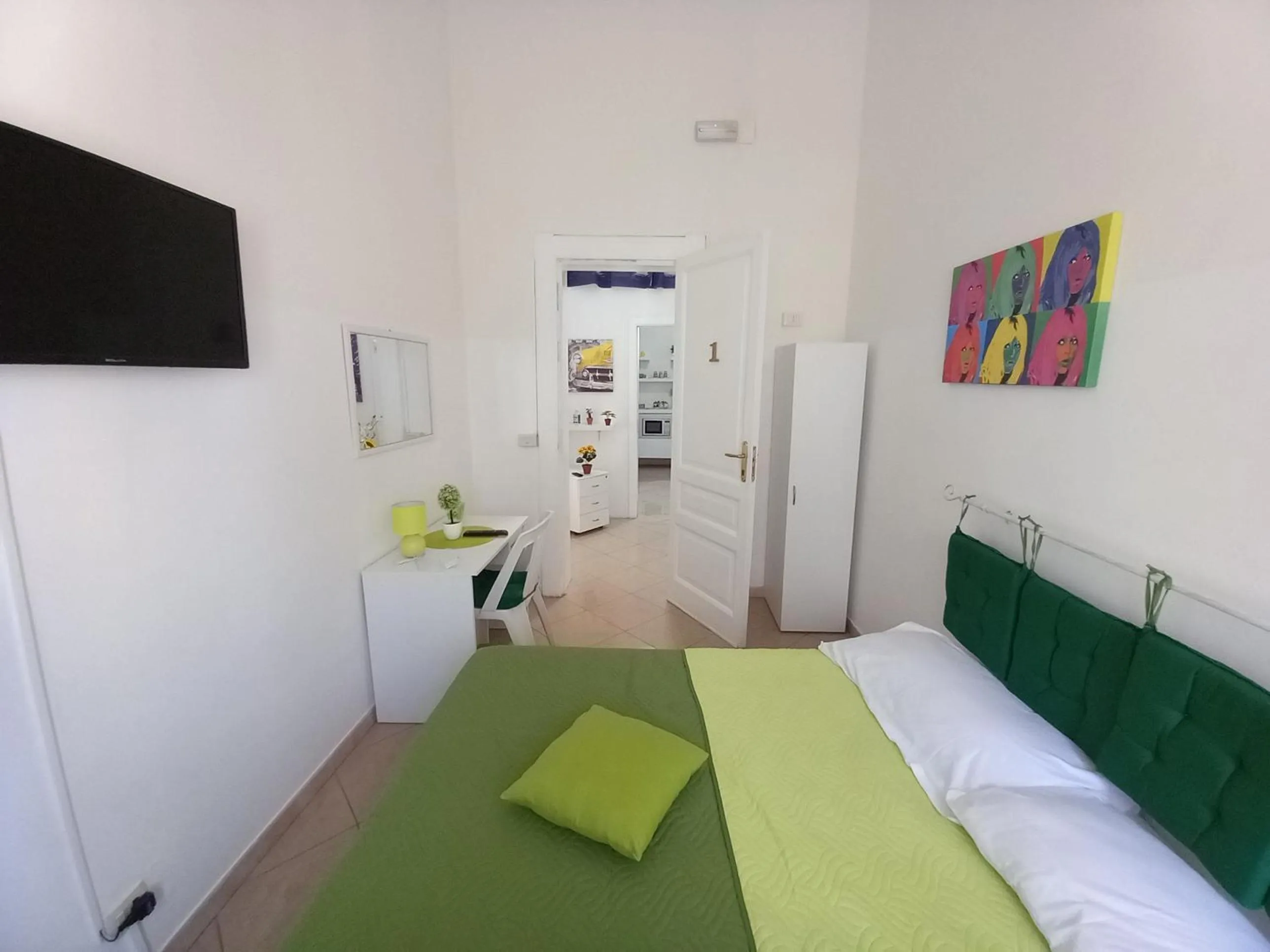 Bed, TV/Entertainment Center in B&B Family - Affitta camere