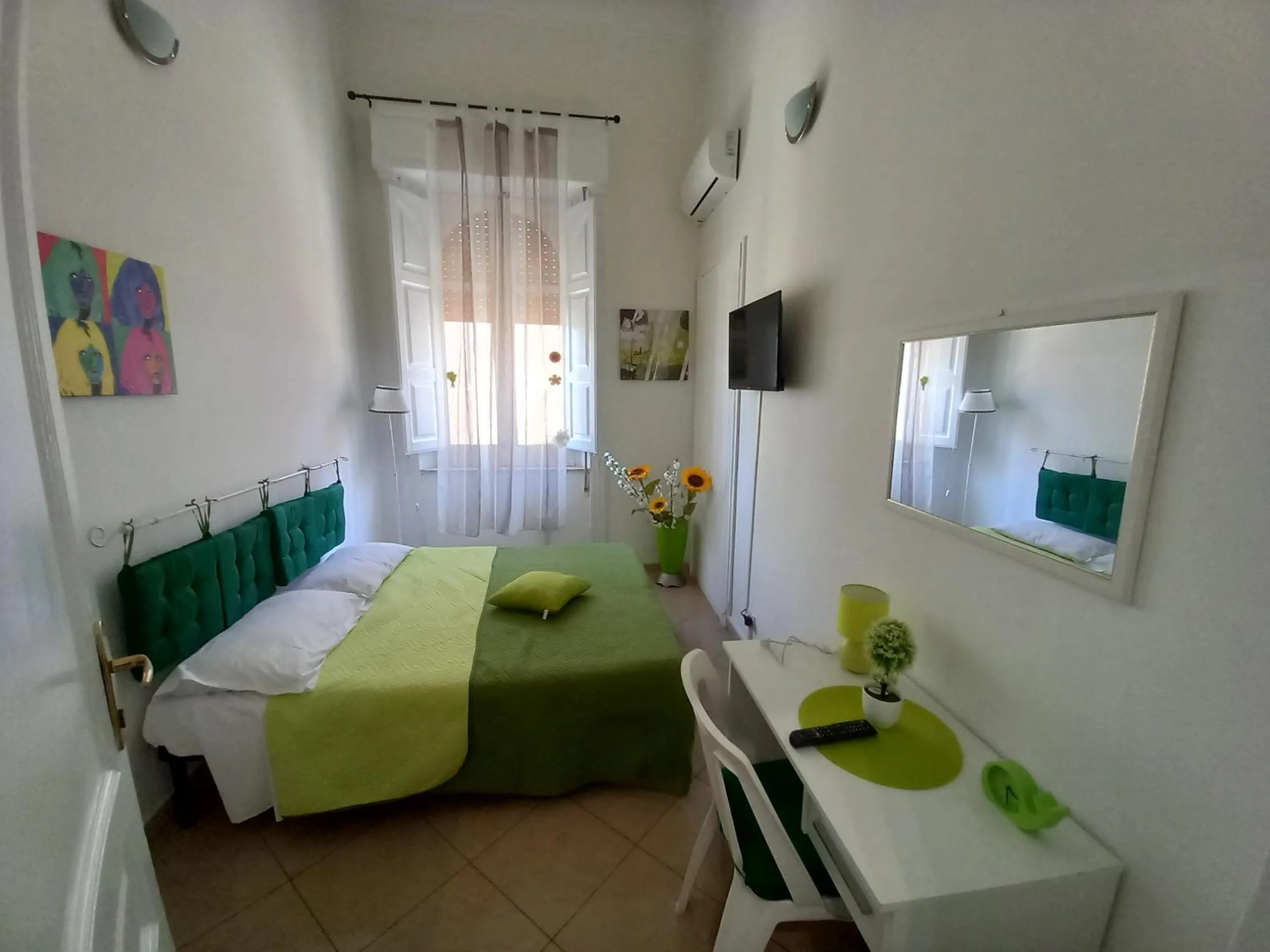 Bed, TV/Entertainment Center in B&B Family - Affitta camere