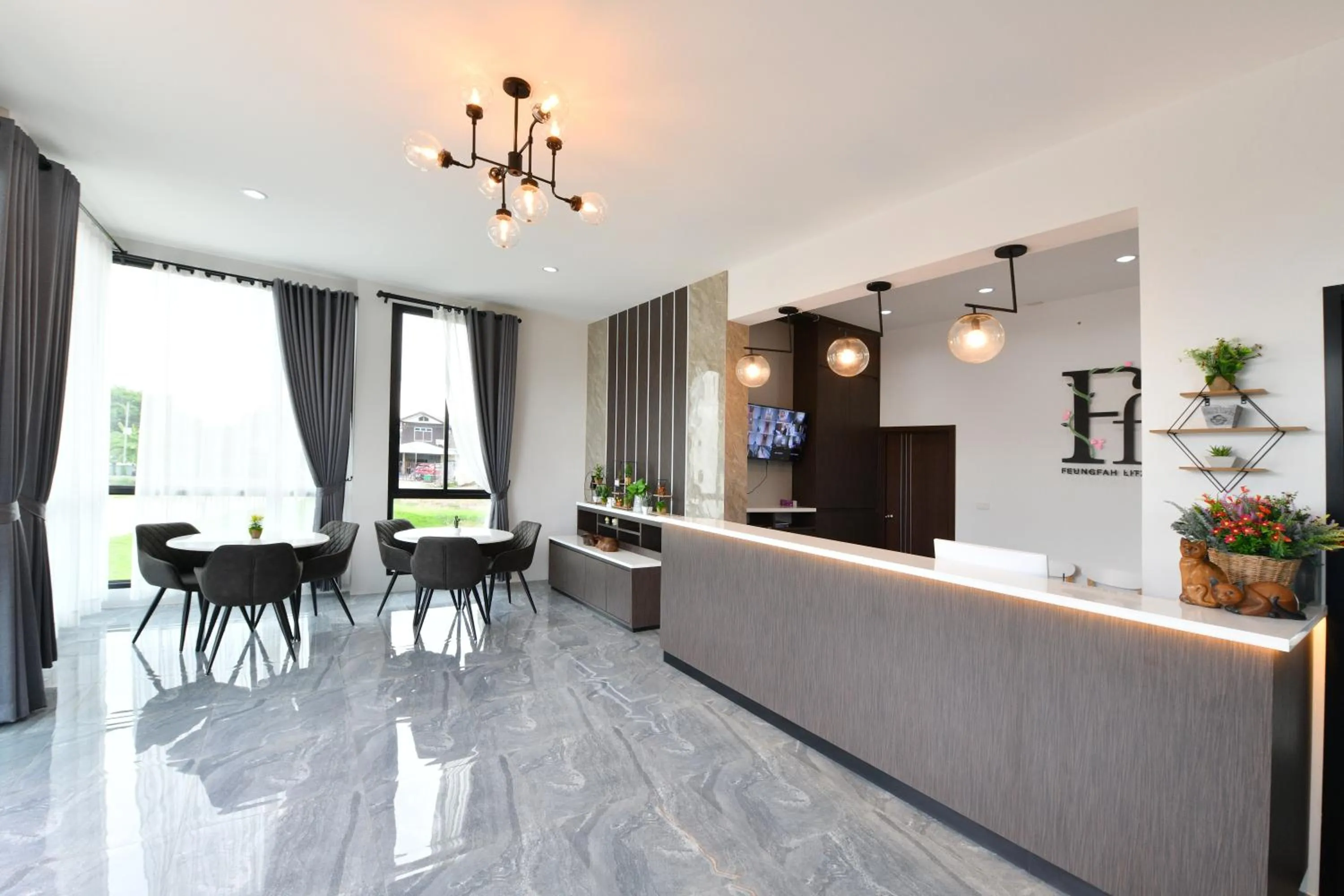 Seating area in Feungfah Litz