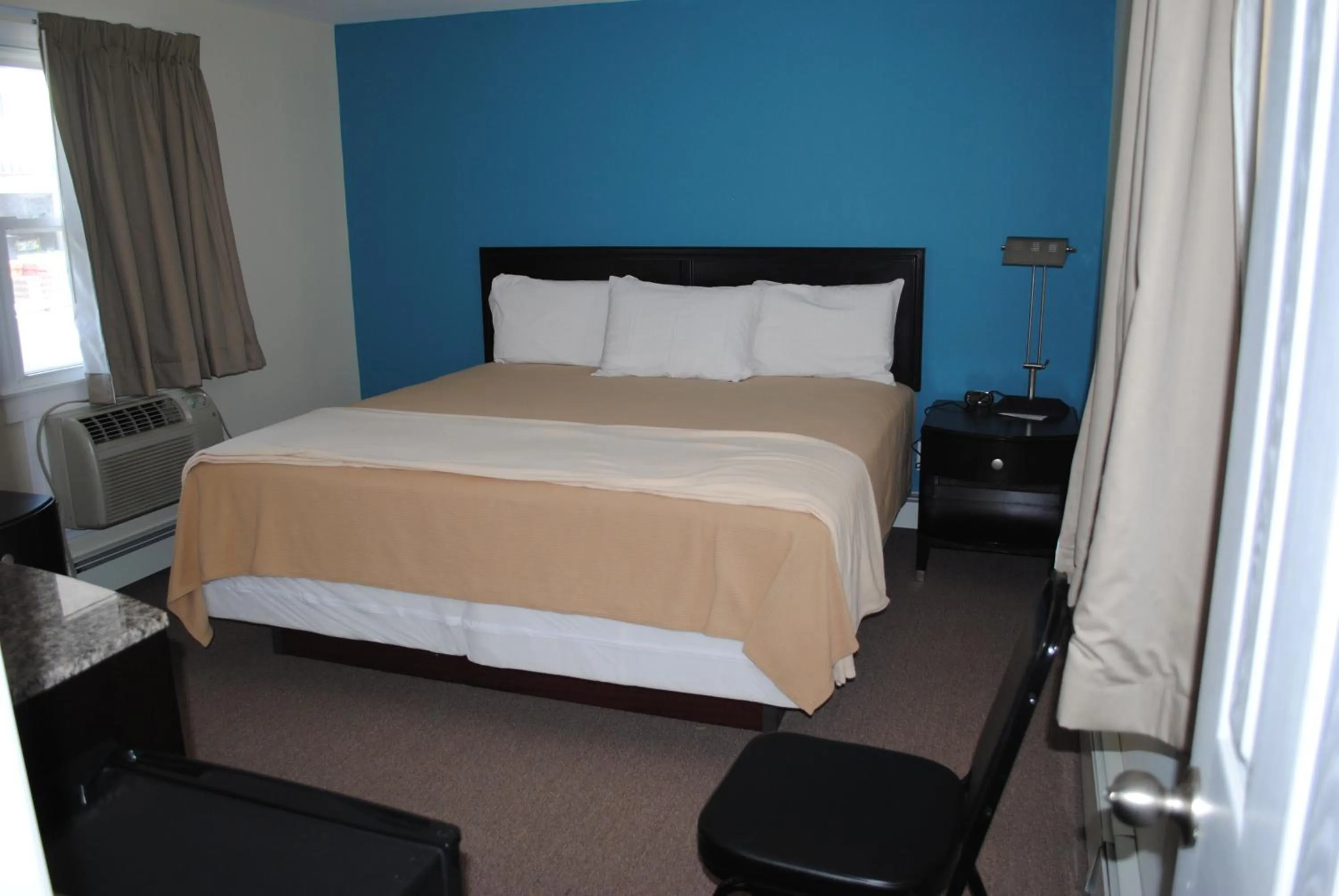 Photo of the whole room, Bed in Shore Point Motel