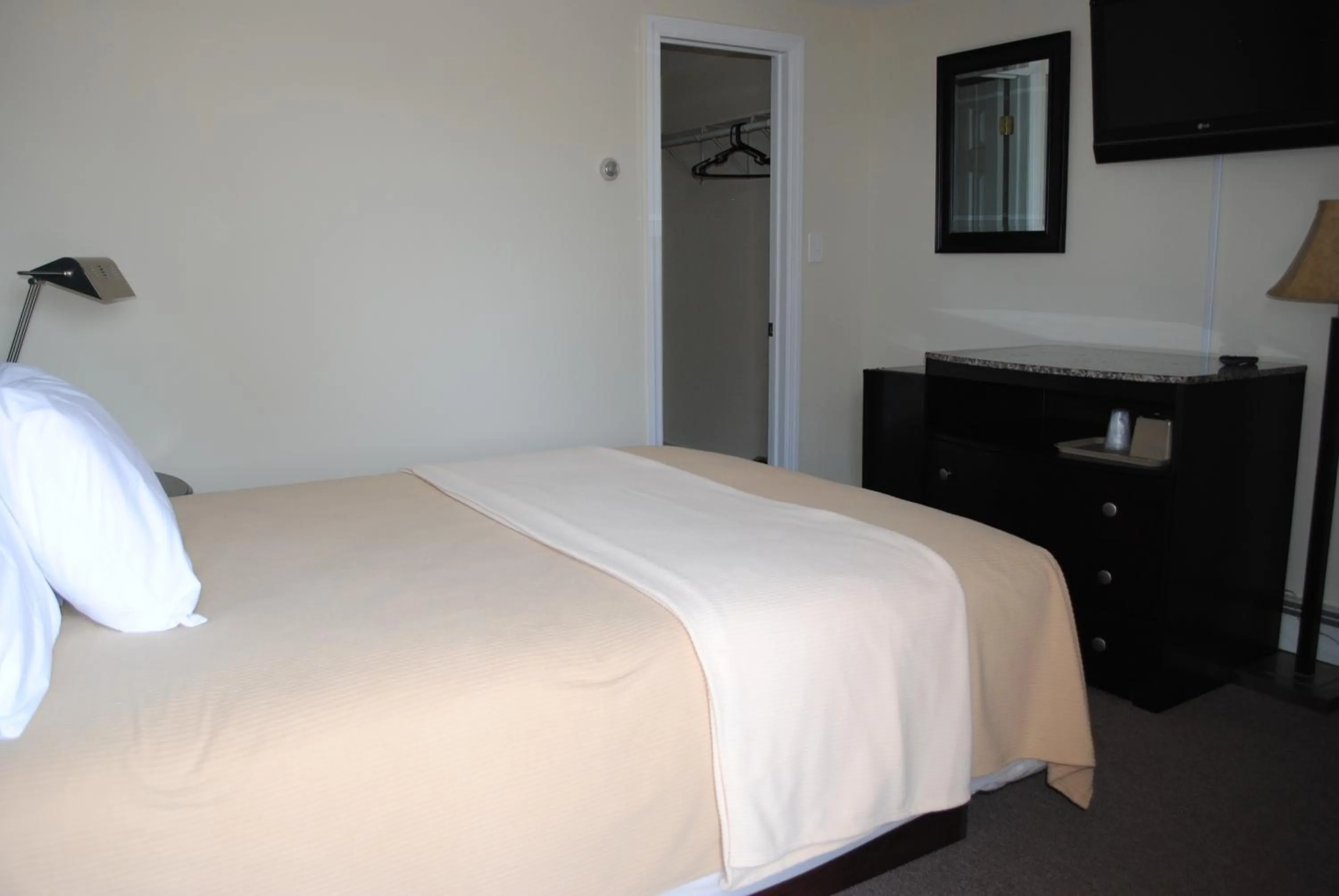 Photo of the whole room, Bed in Shore Point Motel