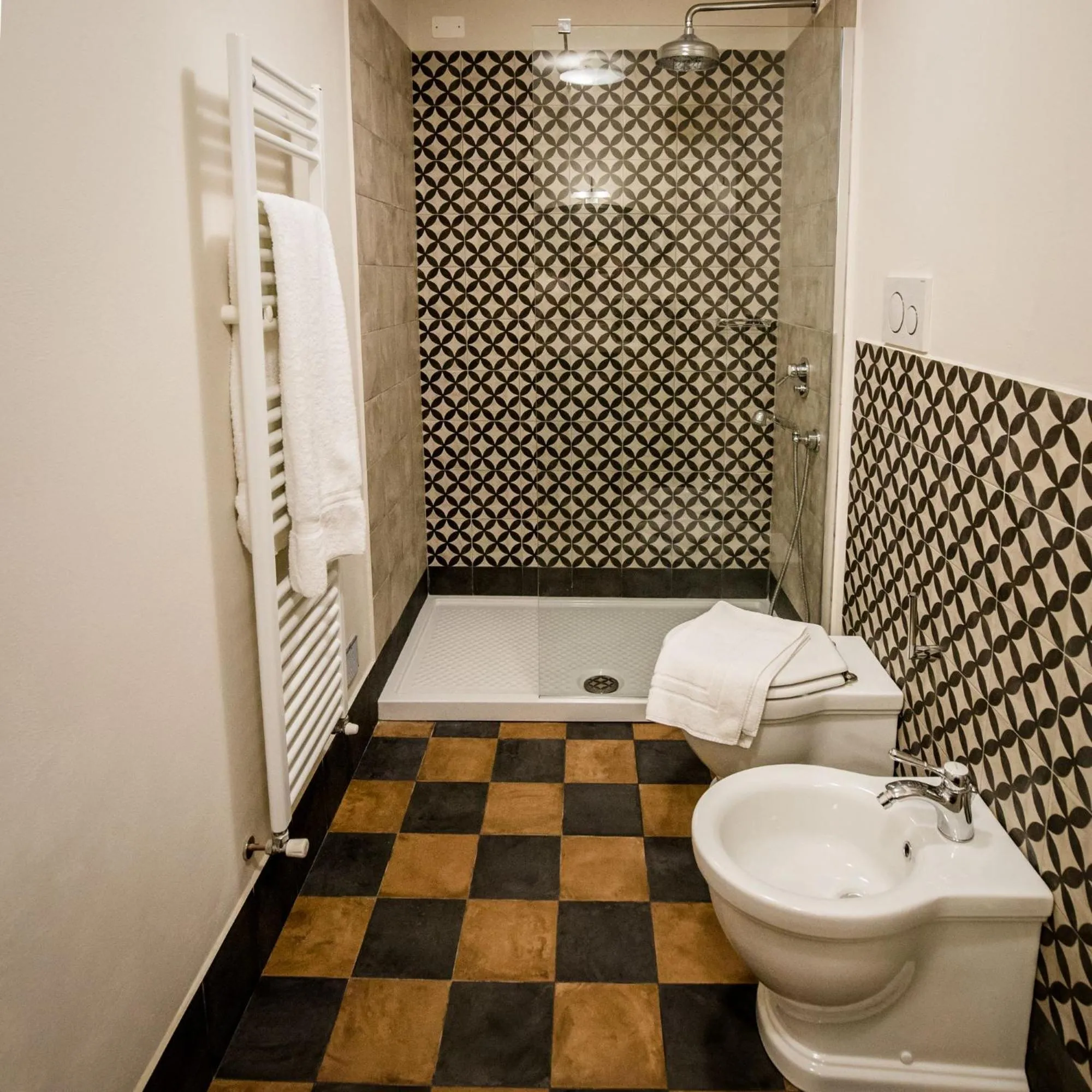 Shower in San Pier Novello in Oltrarno