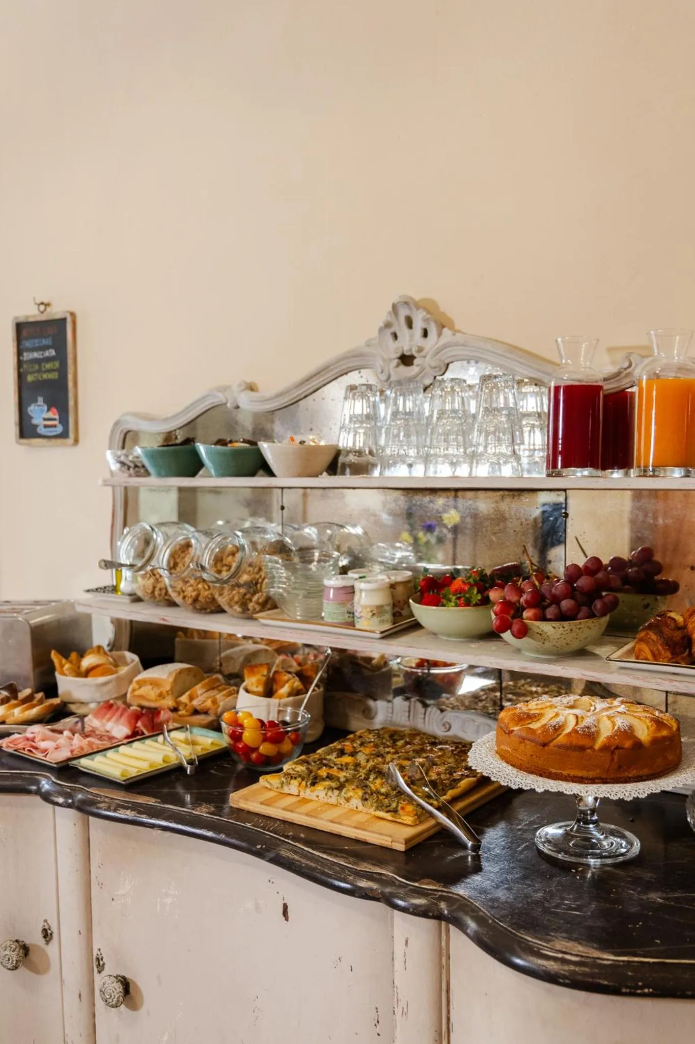 Buffet breakfast in San Pier Novello in Oltrarno