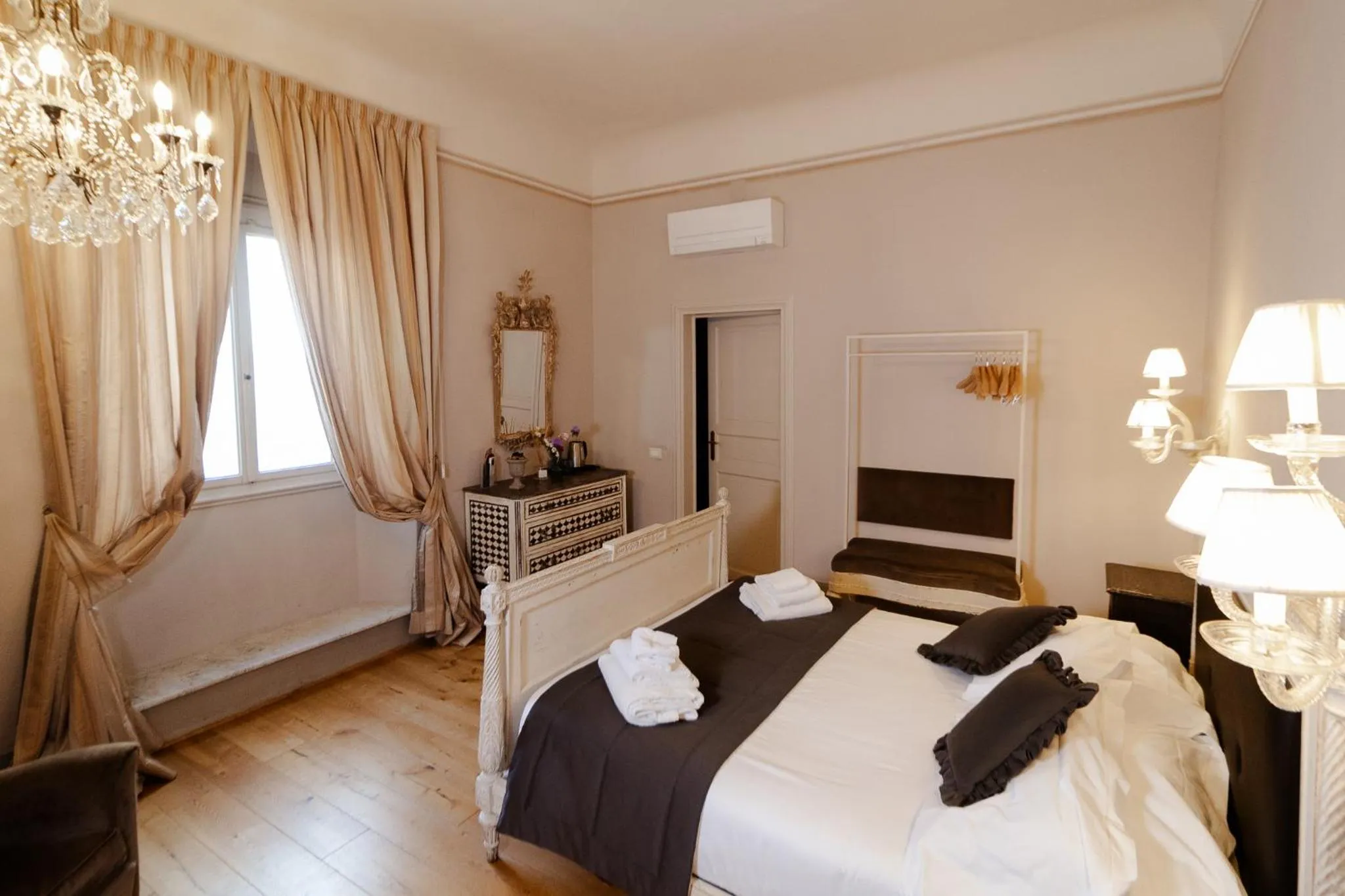 Bedroom, Bed in San Pier Novello in Oltrarno