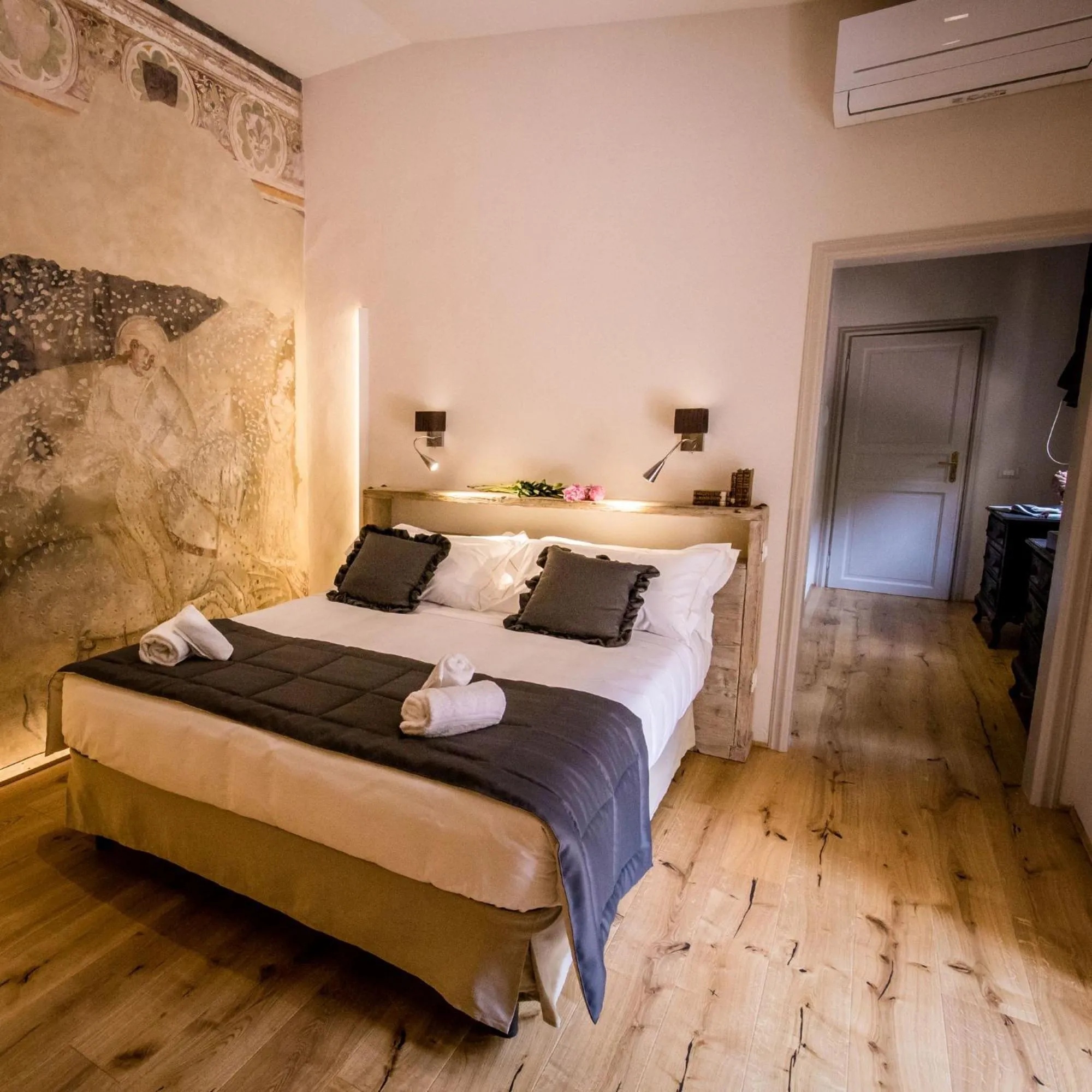 Photo of the whole room, Bed in San Pier Novello in Oltrarno