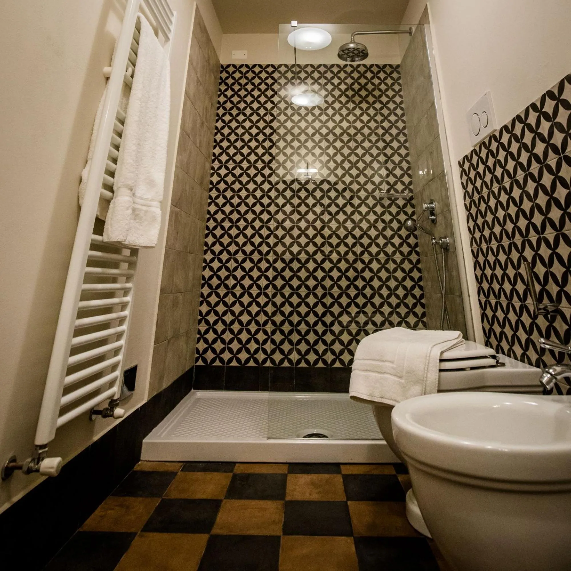 Shower in San Pier Novello in Oltrarno