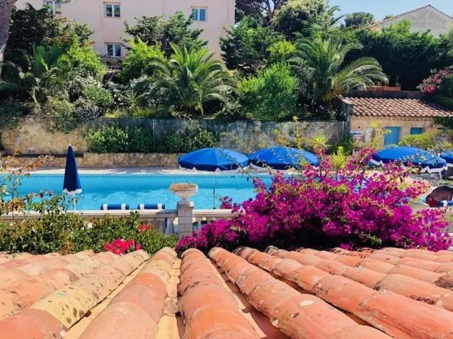 Property building in Hôtel Jas Neuf