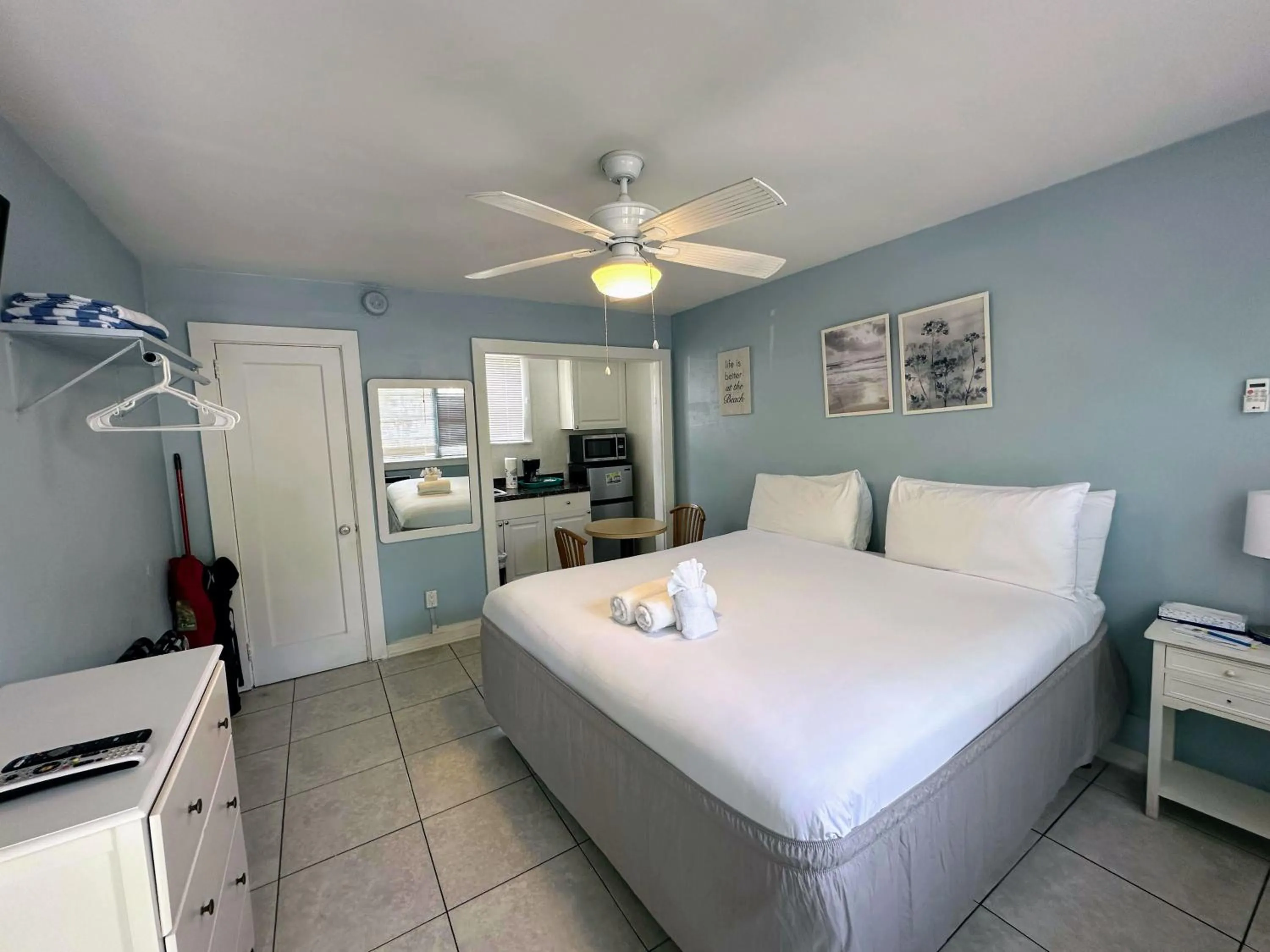Kitchen or kitchenette, Bed in St Maurice Beach Inn