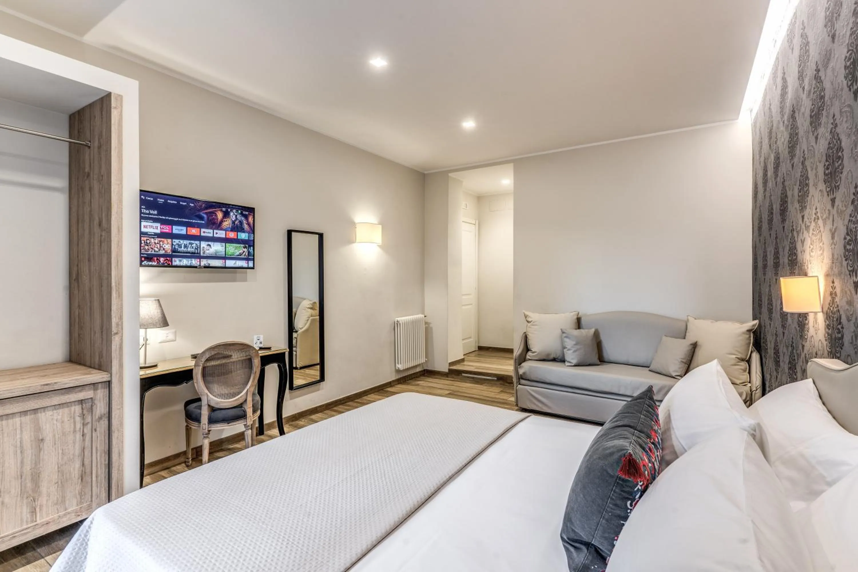 Photo of the whole room, Bed in Camera e Caffé DeLuxe