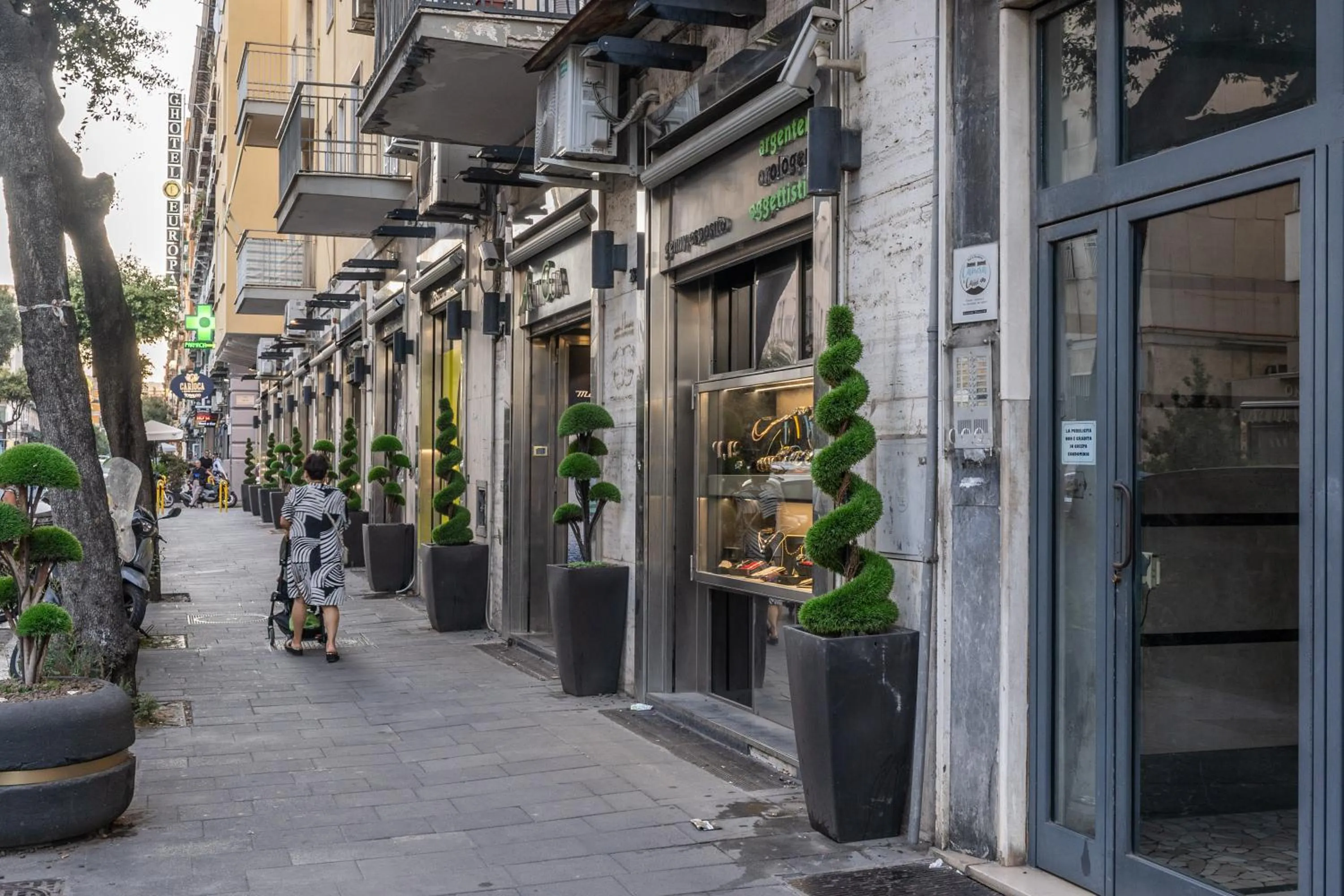 Neighbourhood in Camera e Caffé DeLuxe