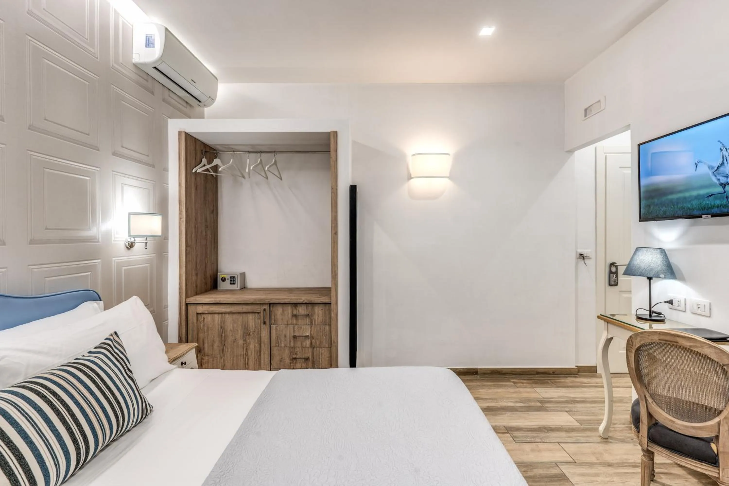 Photo of the whole room, Bed in Camera e Caffé DeLuxe