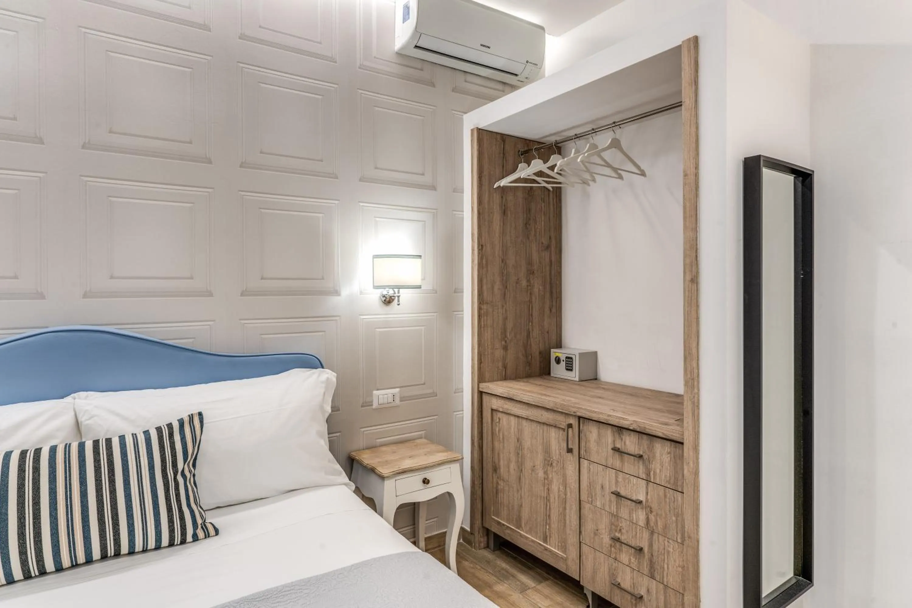 Photo of the whole room, Bed in Camera e Caffé DeLuxe