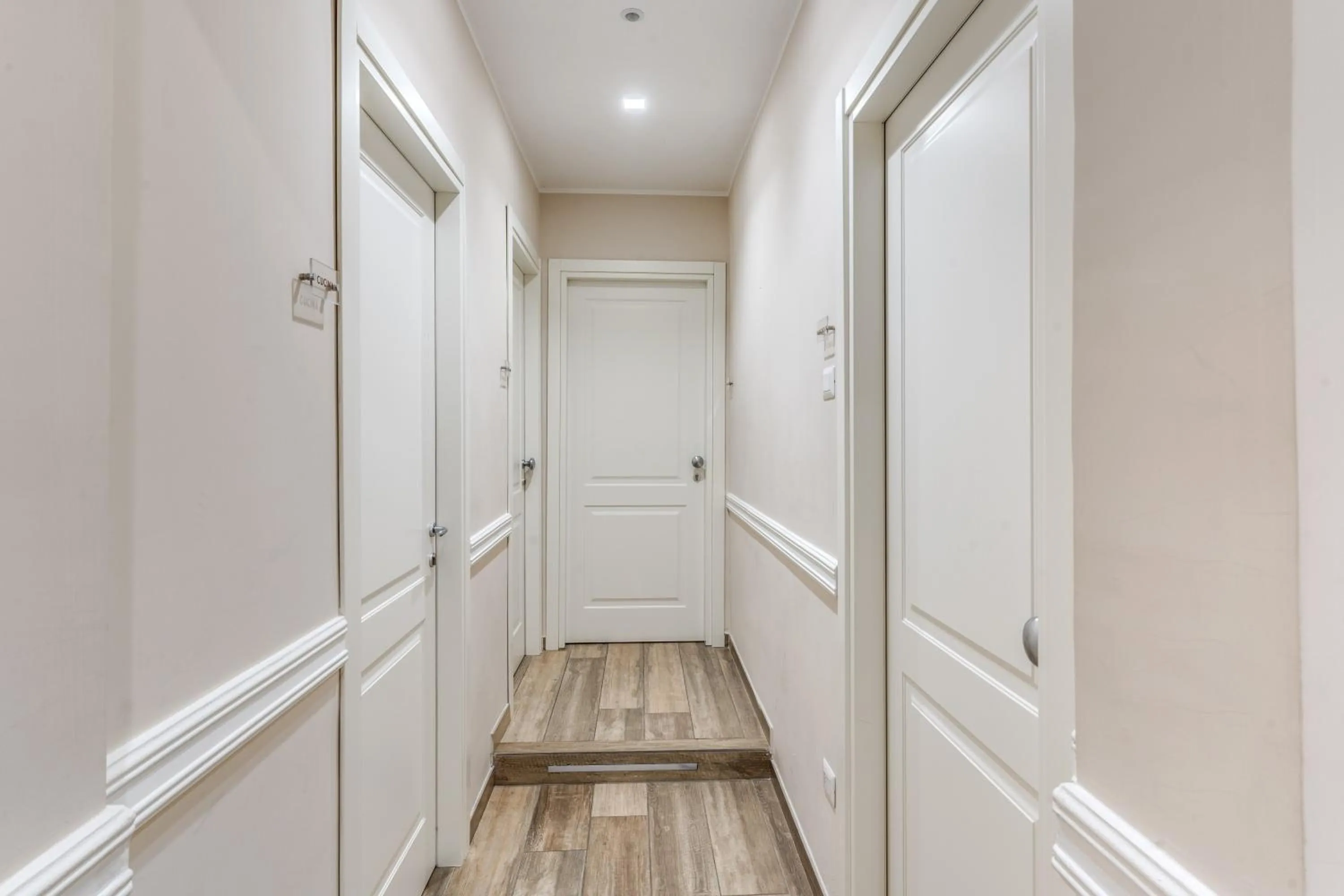 wardrobe in Camera e Caffé DeLuxe