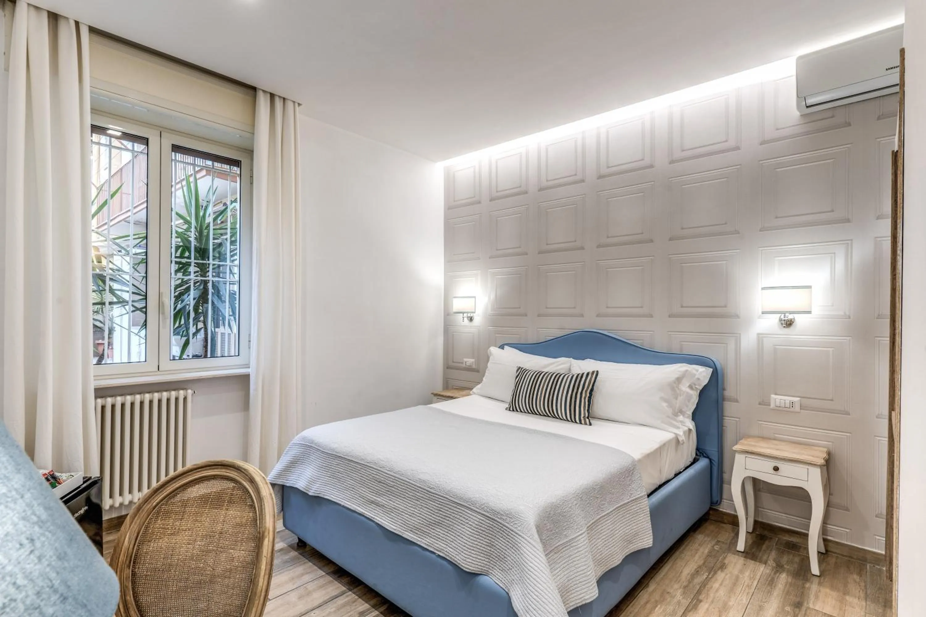 Bedroom, Bed in Camera e Caffé DeLuxe