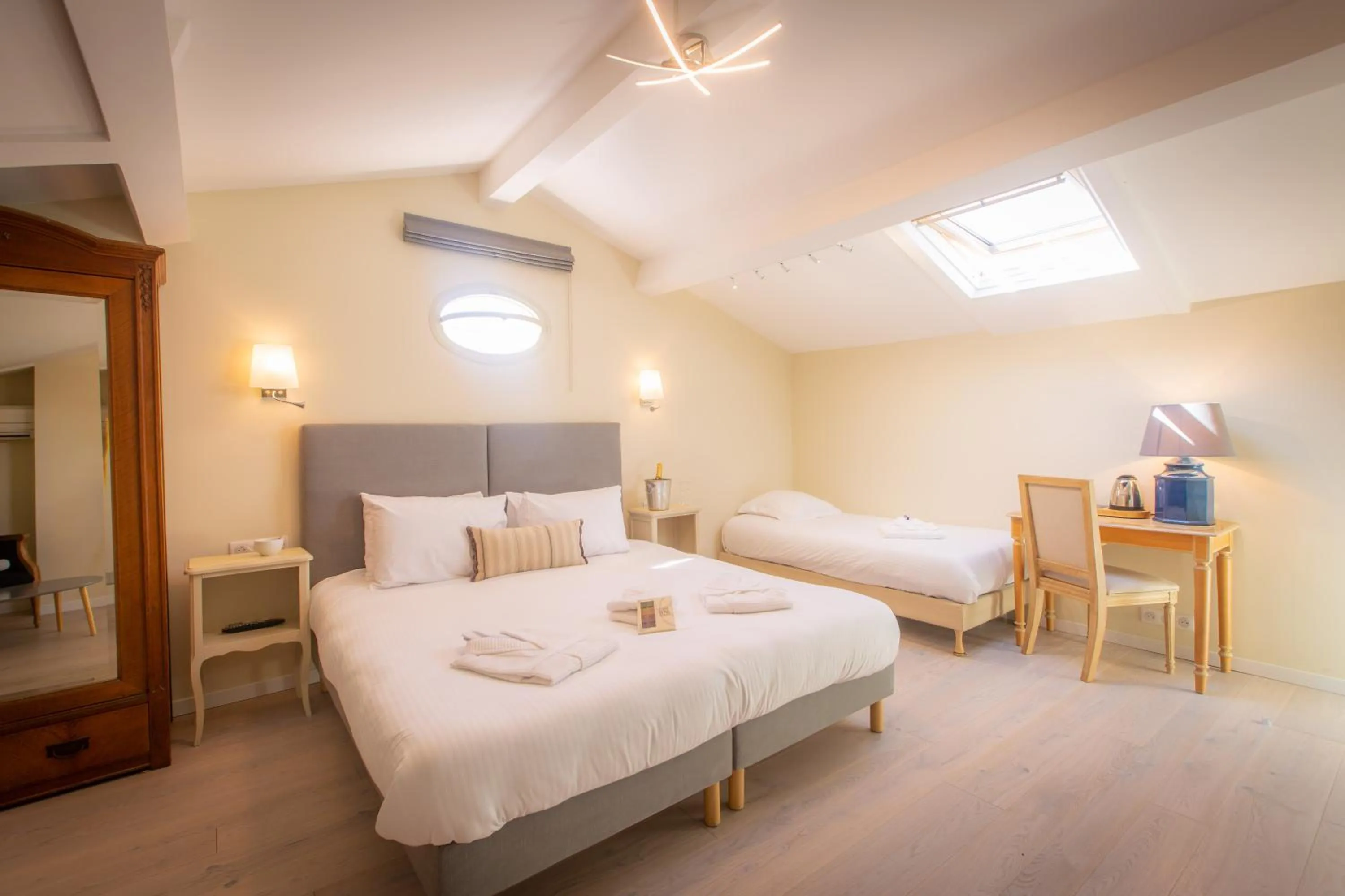 Bed in Hotel les Armoiries