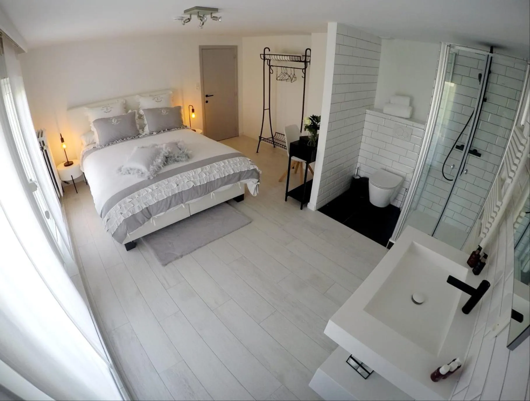 Photo of the whole room, Bed in JARDIN DU MARAIS