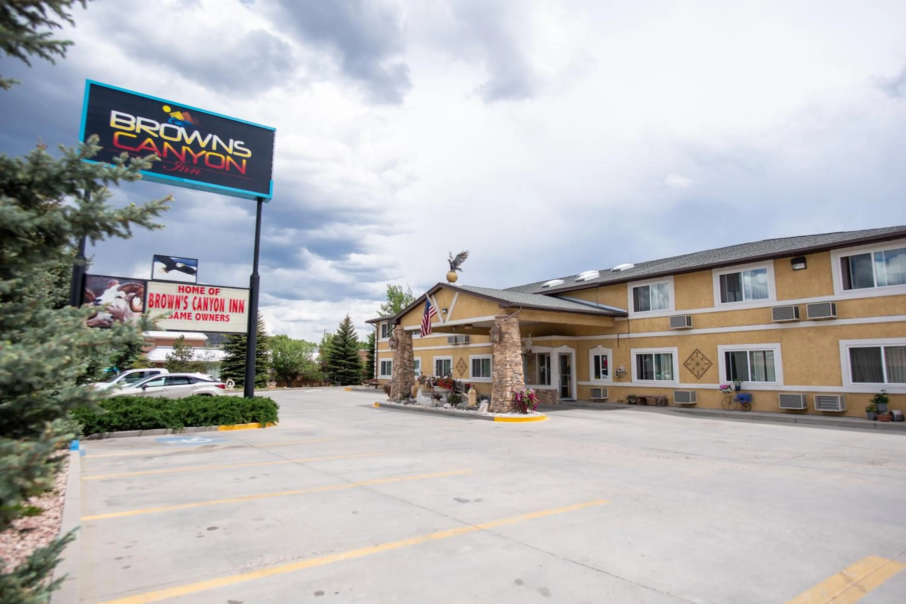 Property building in Browns Canyon Inn