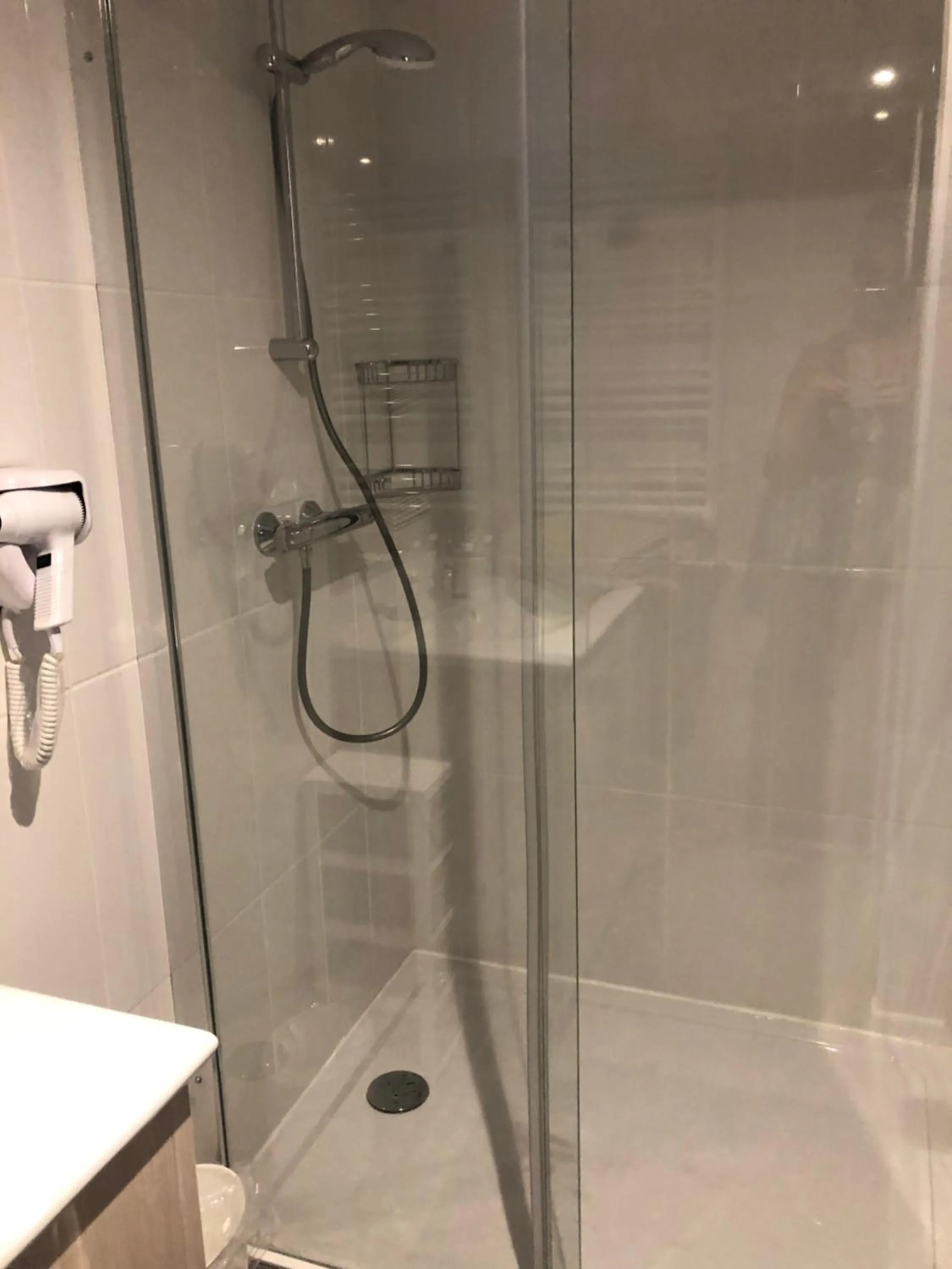 Shower in Hotel la piscine