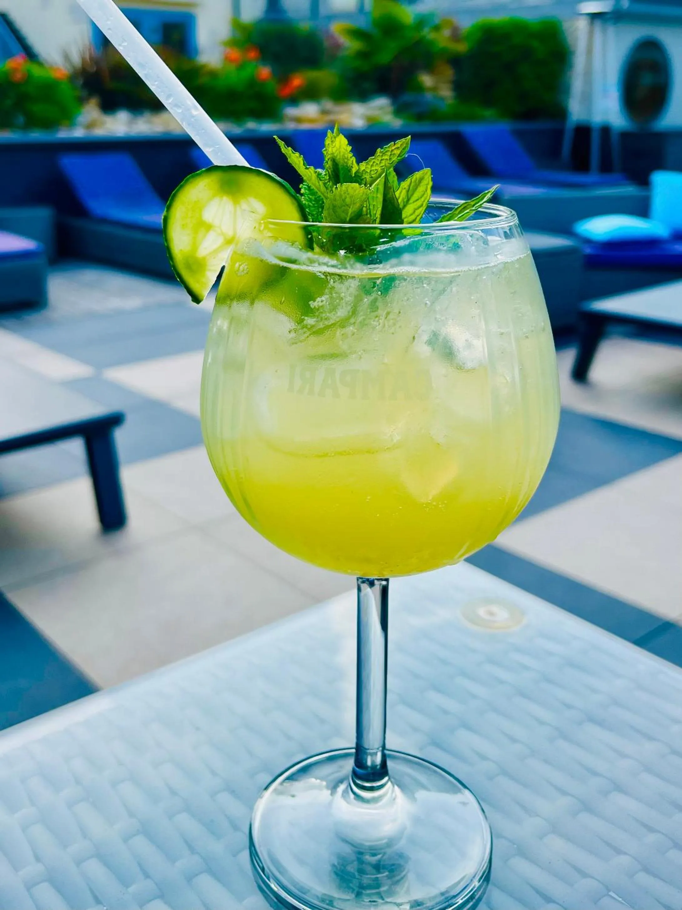 Restaurant/places to eat in Hotel la piscine