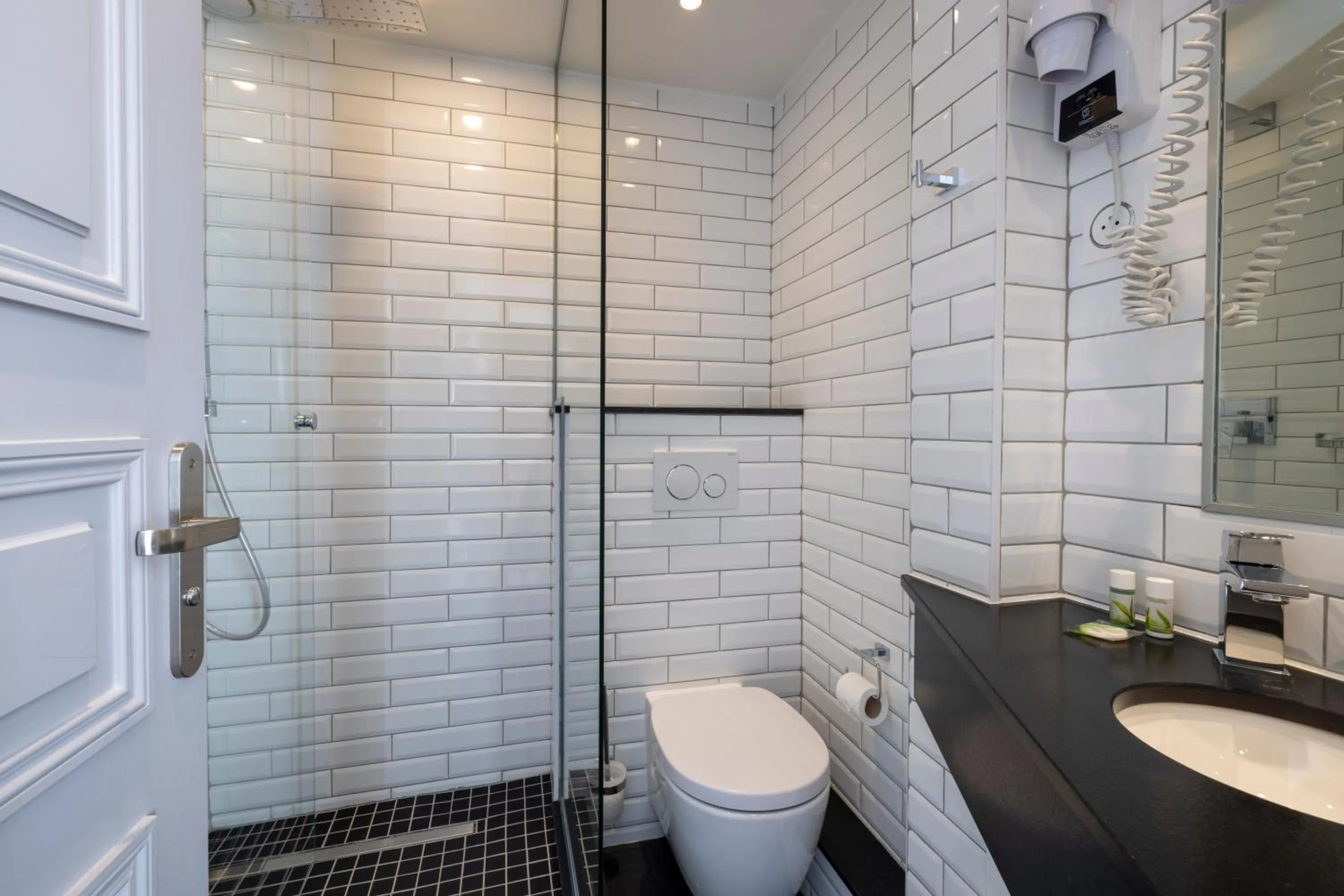 Bathroom in Pavillon Monceau