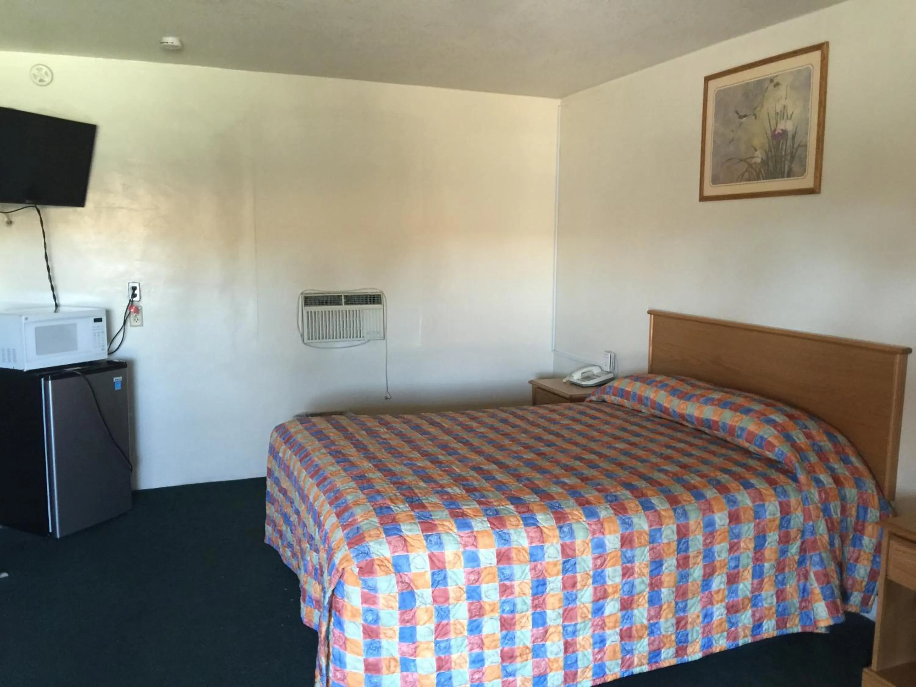 Photo of the whole room, Bed in Hacienda Motel