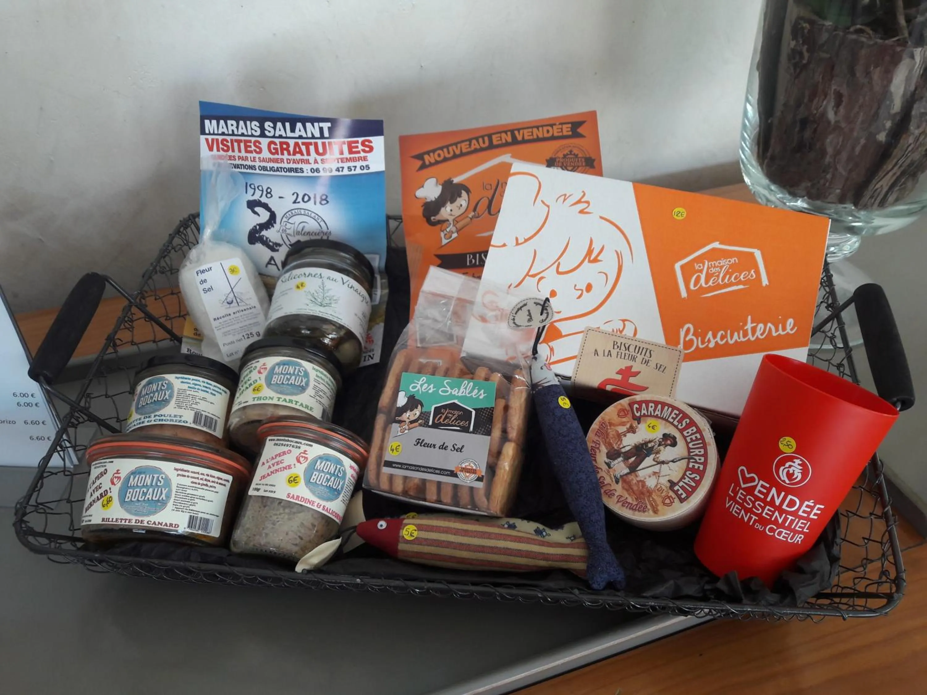 On-site shops in Le Manoir de l'antiquité