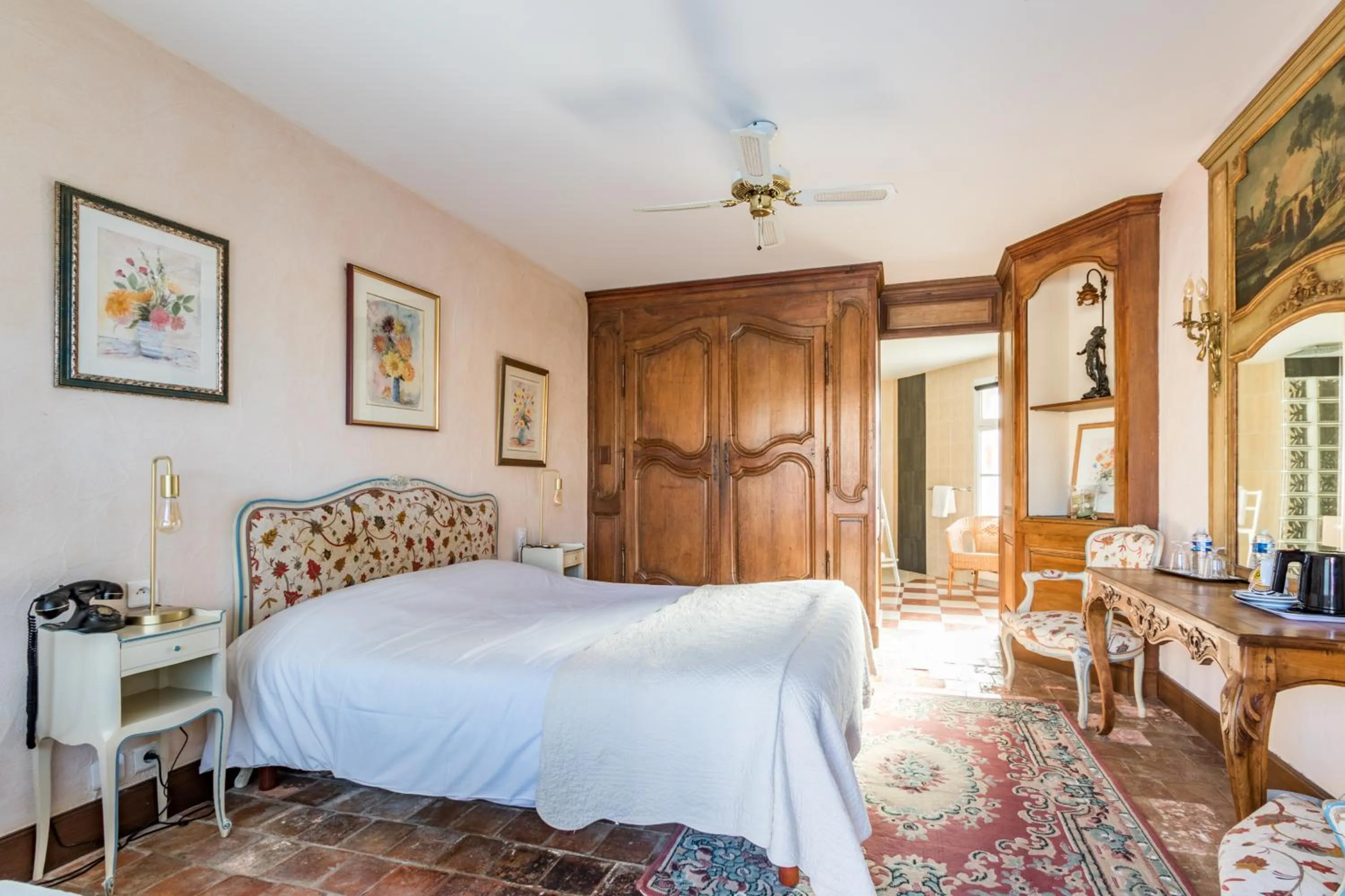 Photo of the whole room, Bed in Le Manoir de l'antiquité